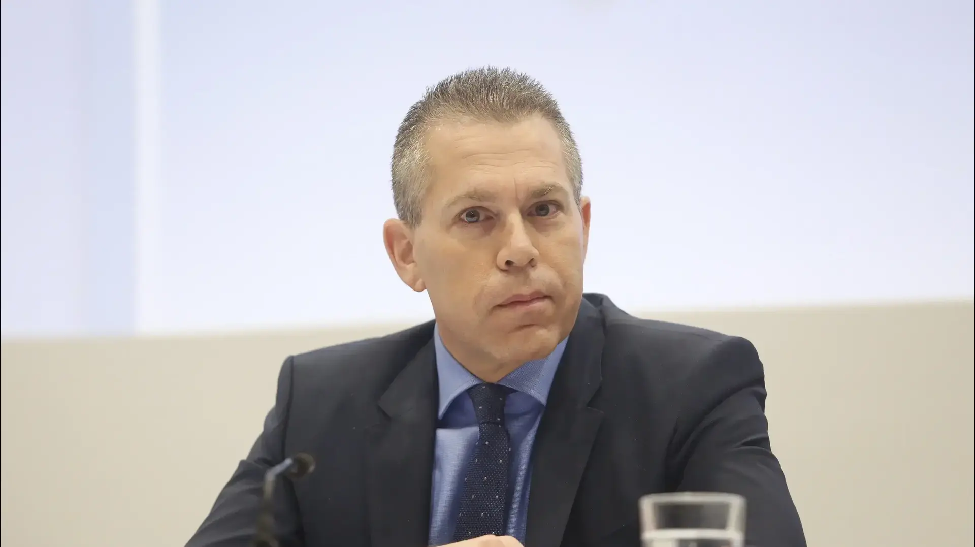 השר לבטחון פנים גלעד ארדן במסיבת עיתונאים בנושא אי הפללת צרכני קנאביס בבימ"ש מחוזי תל אביב, 26 בינואר 2017 השר לבטחון פנים גלעד ארדן במסיבת עיתונאים בנושא אי הפללת צרכני קנאביס בבימ"ש מחוזי תל אביב, 26 בינואר 2017