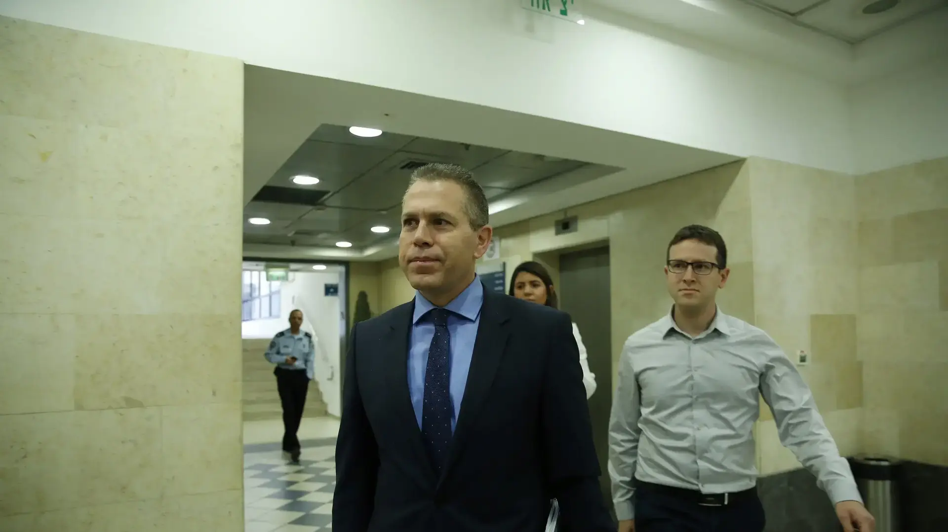 השר לביטחון פנים גלעד ארדן במסיבת עיתונאים בנושא אי הפללת צרכני קנאביס בבימ"ש המחוזי בתל אביב, 26 בינואר 2017 השר לביטחון פנים גלעד ארדן במסיבת עיתונאים בנושא אי הפללת צרכני קנאביס בבימ"ש המחוזי בתל אביב, 26 בינואר 2017