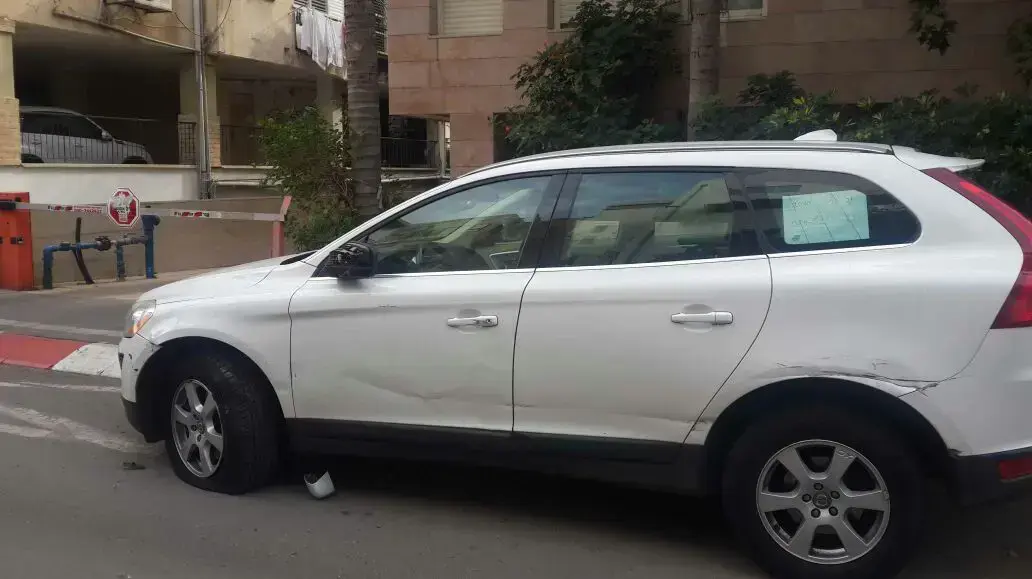 רכז שניזוק על ידי משאית שנסעה ופגעה במכוניות חונות, תל אביב, 26 בינואר 2017 רכז שניזוק על ידי משאית שנסעה ופגעה במכוניות חונות, תל אביב, 26 בינואר 2017