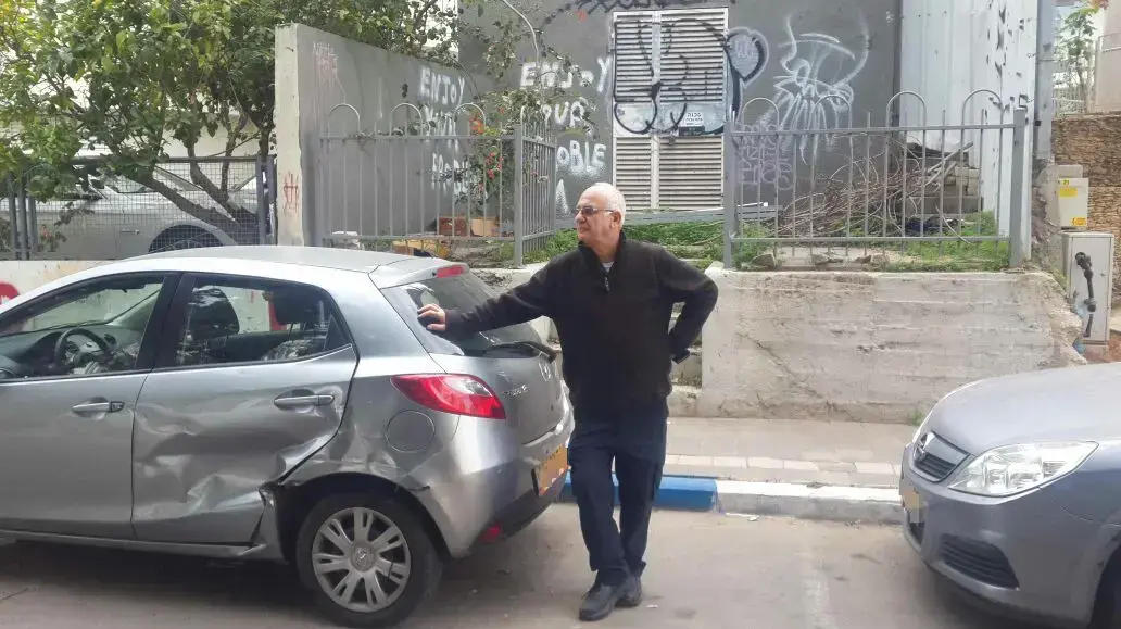 רכז שניזוק על ידי משאית שנסעה ופגעה במכוניות חונות, תל אביב, 26 בינואר 2017 רכז שניזוק על ידי משאית שנסעה ופגעה במכוניות חונות, תל אביב, 26 בינואר 2017