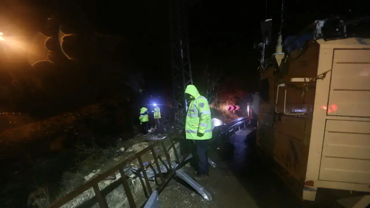 מעקה הכביש שפרץ האוטובוס שהידרדר לתהום ליד מעלה לבונה, 27 בינואר 2017 מעקה הכביש שפרץ האוטובוס שהידרדר לתהום ליד מעלה לבונה, 27 בינואר 2017