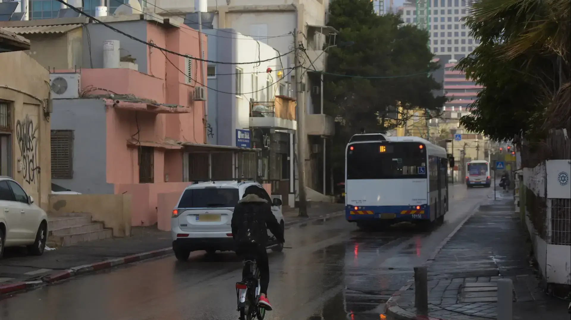 מזג אוויר סוער בחוף הים גאולה בתל אביב מזג אוויר סוער בחוף הים גאולה בתל אביב