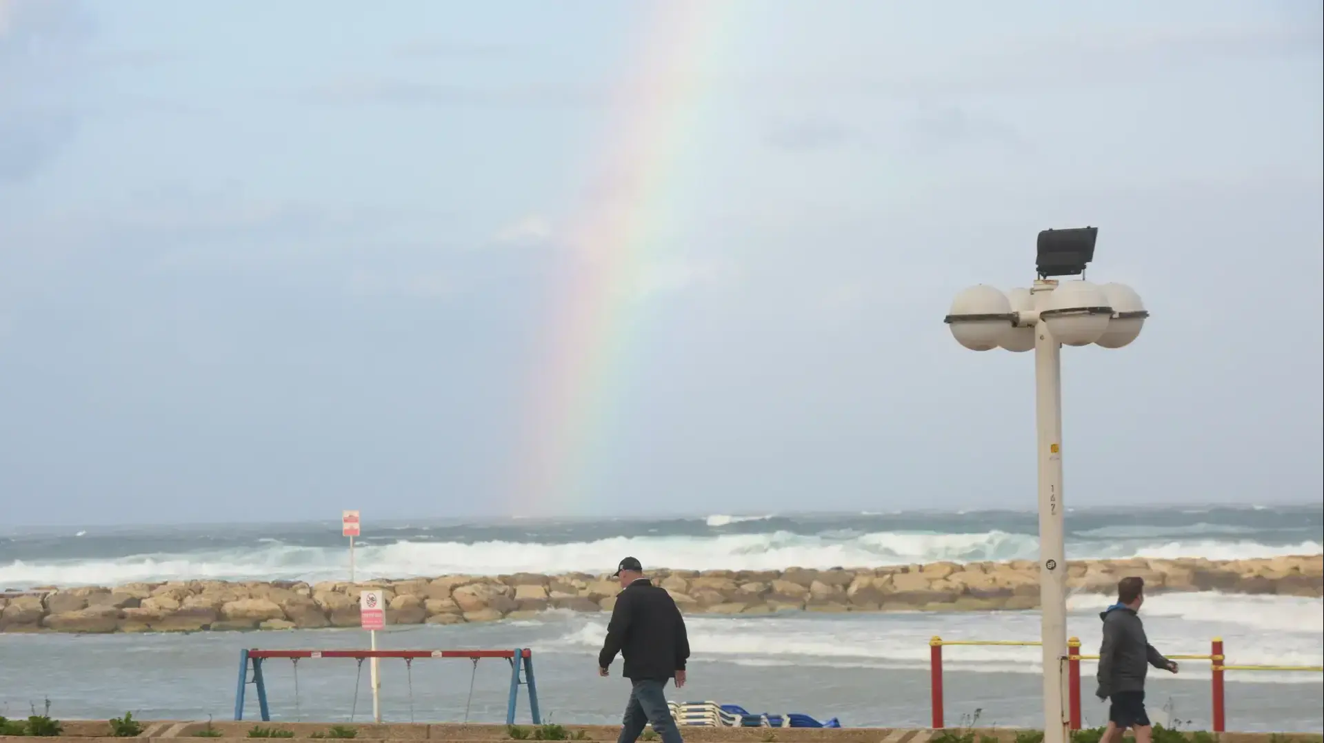מזג אוויר סוער בחוף הים גאולה בתל אביב מזג אוויר סוער בחוף הים גאולה בתל אביב