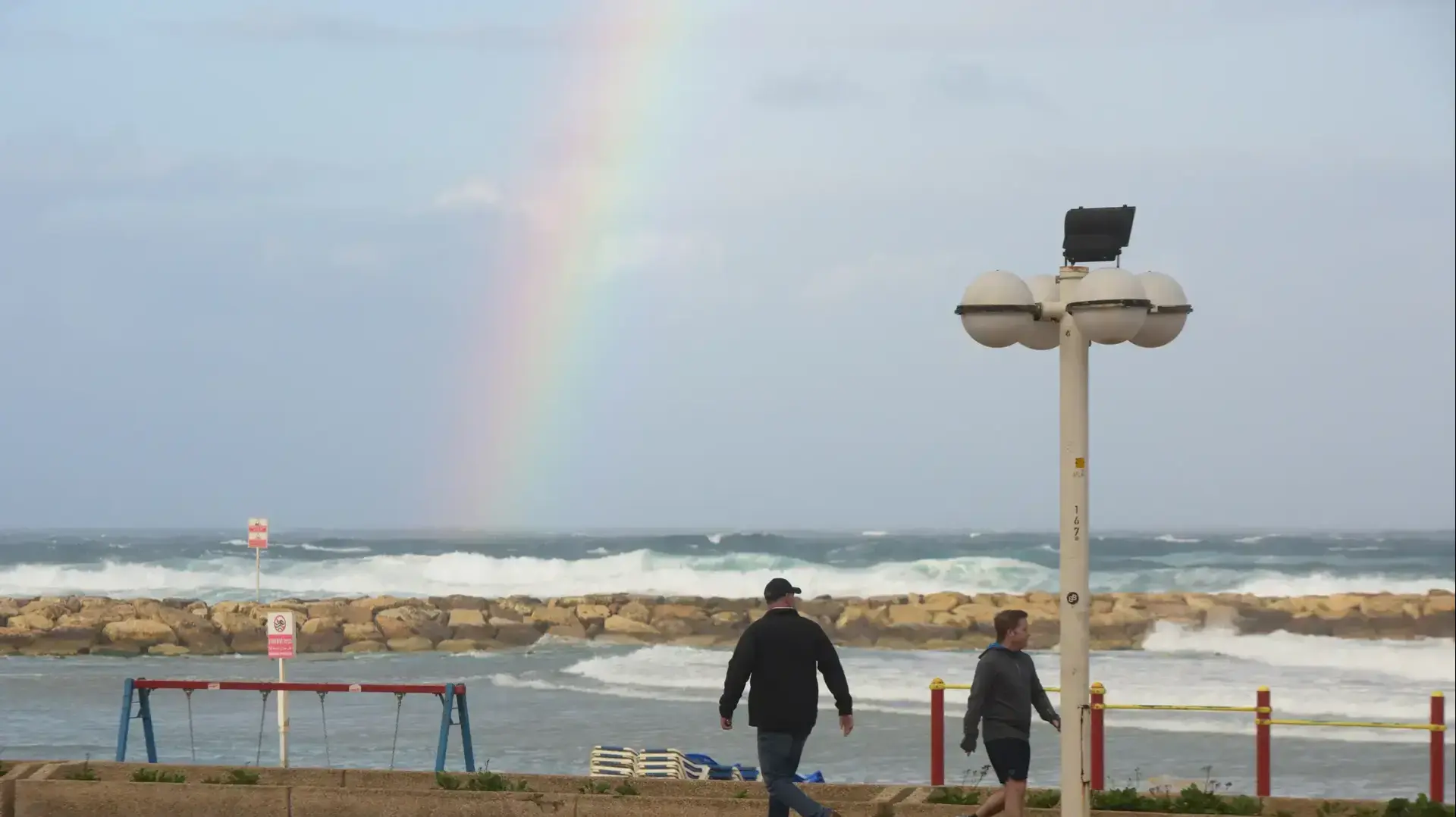 מזג אוויר סוער בחוף הים גאולה בתל אביב מזג אוויר סוער בחוף הים גאולה בתל אביב
