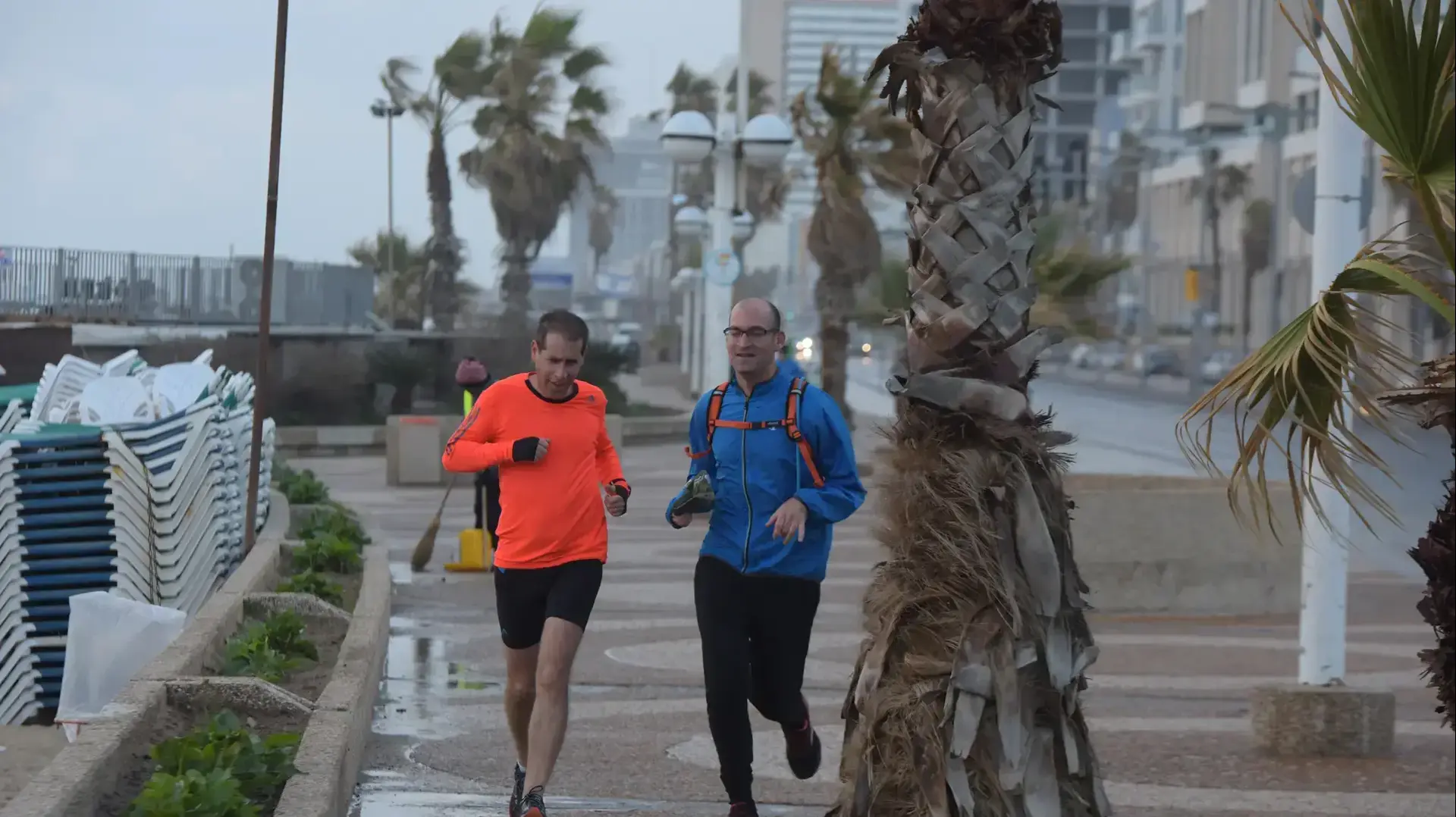 מזג אוויר סוער בחוף הים גאולה בתל אביב מזג אוויר סוער בחוף הים גאולה בתל אביב