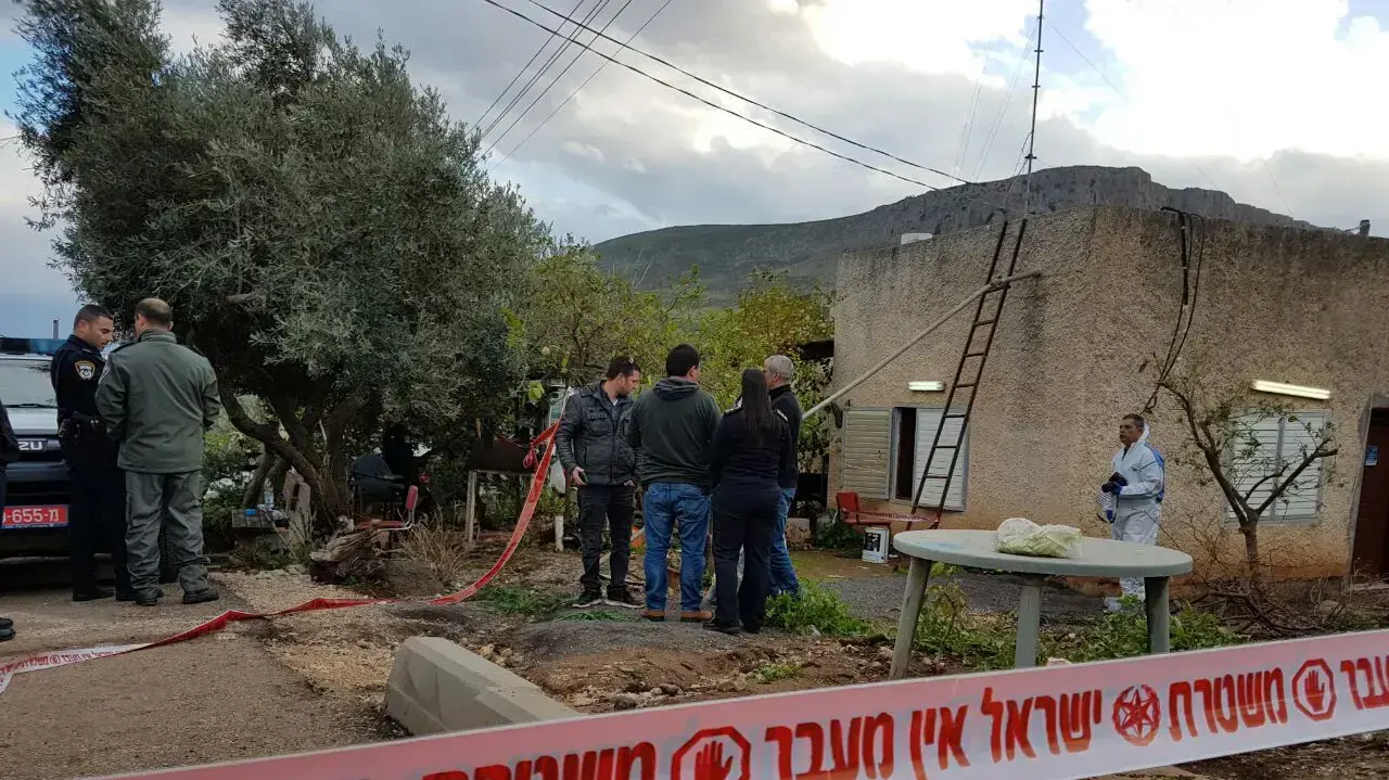 זירת הרצח ביישוב מגדל שליד טבריה בו נדקרו למוות אם ושלושת ילדיה, 28 בינואר 2017 זירת הרצח ביישוב מגדל שליד טבריה בו נדקרו למוות אם ושלושת ילדיה, 28 בינואר 2017