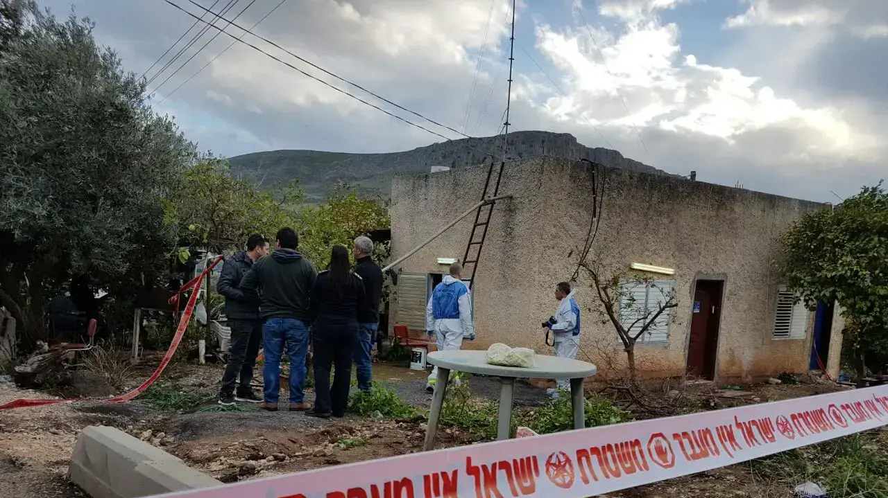 זירת הרצח ביישוב מגדל שליד טבריה בו נדקרו למוות אם ושלושת ילדיה, 28 בינואר 2017 זירת הרצח ביישוב מגדל שליד טבריה בו נדקרו למוות אם ושלושת ילדיה, 28 בינואר 2017