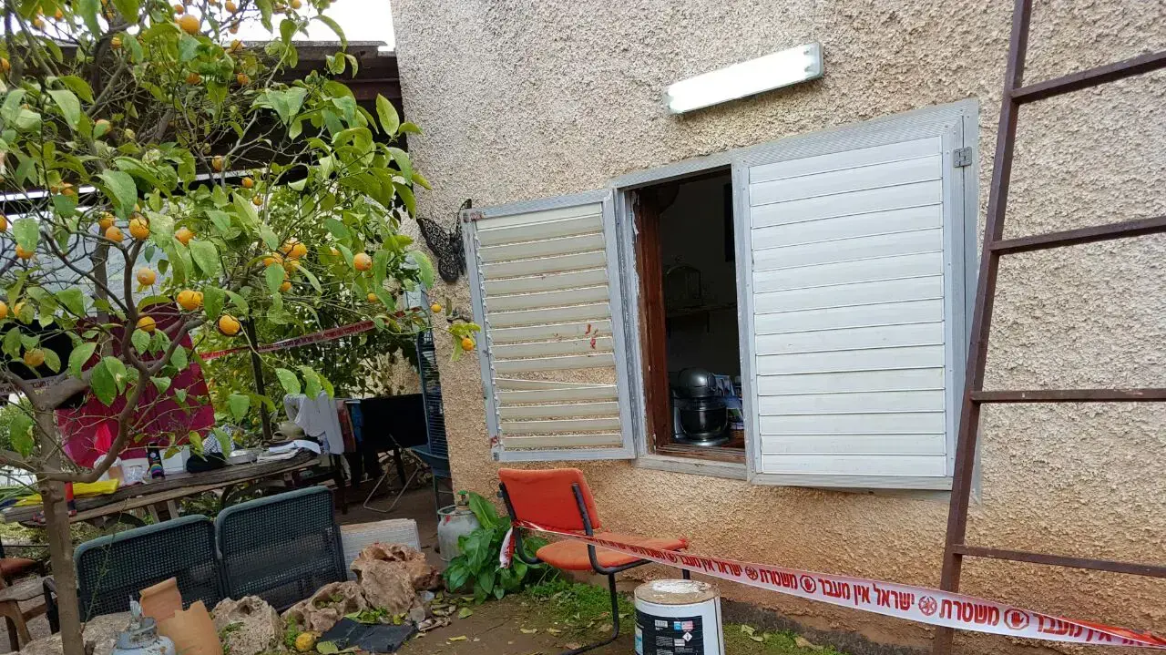 זירת הרצח ביישוב מגדל שליד טבריה בו נדקרו למוות אם ושלושת ילדיה, 28 בינואר 2017 זירת הרצח ביישוב מגדל שליד טבריה בו נדקרו למוות אם ושלושת ילדיה, 28 בינואר 2017