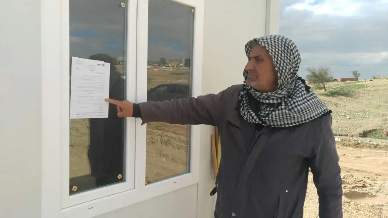 סלים אבולקיאן, צו הריסה מרשות מקרקעי ישראלי באום אל חיראן, שבועיים לאחר הריסת הבתים. 29 בינואר 2017 סלים אבולקיאן, צו הריסה מרשות מקרקעי ישראלי באום אל חיראן, שבועיים לאחר הריסת הבתים. 29 בינואר 2017
