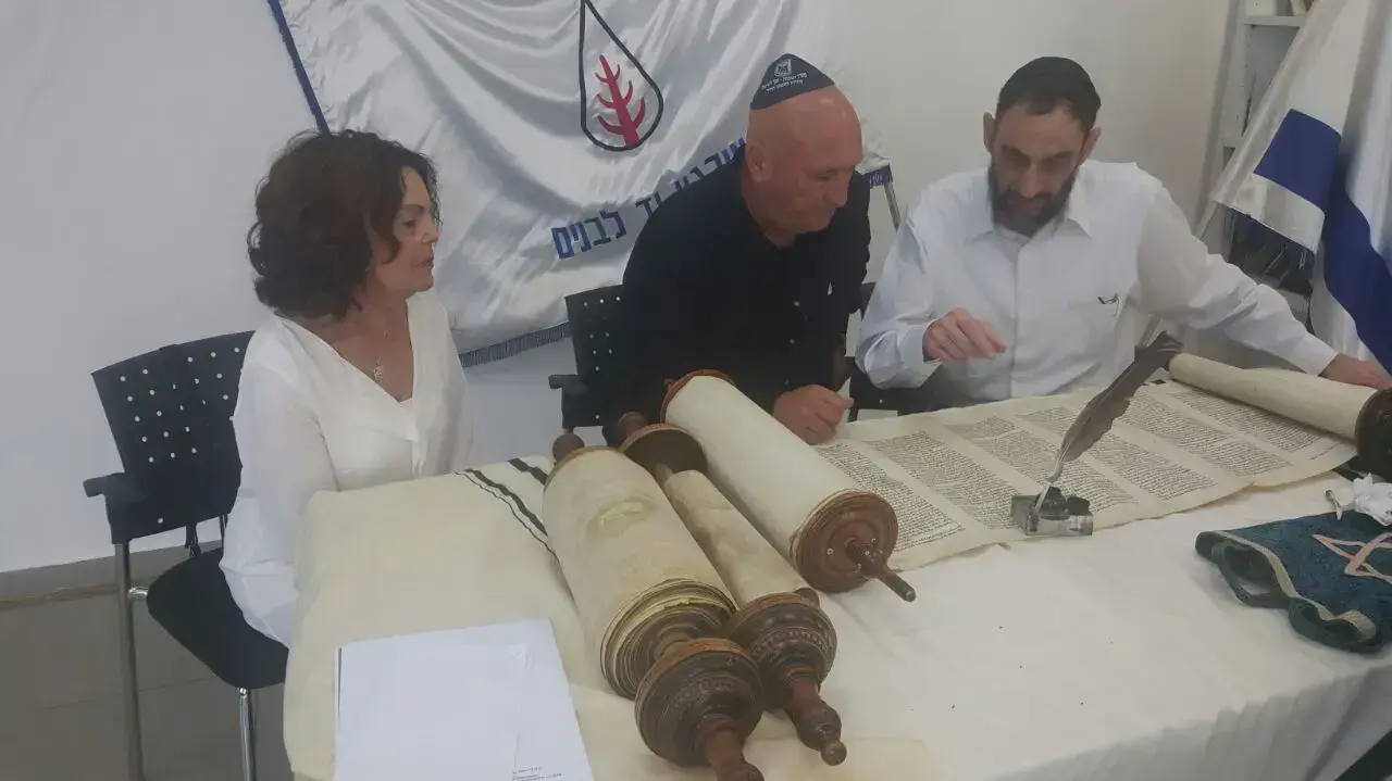 יו"ר יד לבנים אלי בן שם חותם על ספרי תורה מתקופת השואה שנבזזו על ידי הנאצים. ינואר 2017 יו"ר יד לבנים אלי בן שם חותם על ספרי תורה מתקופת השואה שנבזזו על ידי הנאצים. ינואר 2017