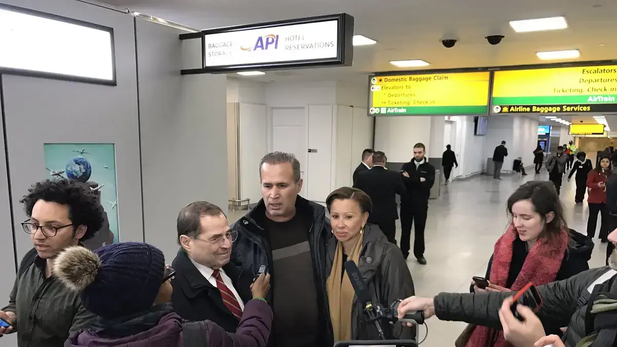 חמיד חאלד דרוויש, אזרח עיראקי שהוחזק בנמל התעופה קנדי בניו יורק לאחר שחרורו, 28 בינואר 2017 חמיד חאלד דרוויש, אזרח עיראקי שהוחזק בנמל התעופה קנדי בניו יורק לאחר שחרורו, 28 בינואר 2017