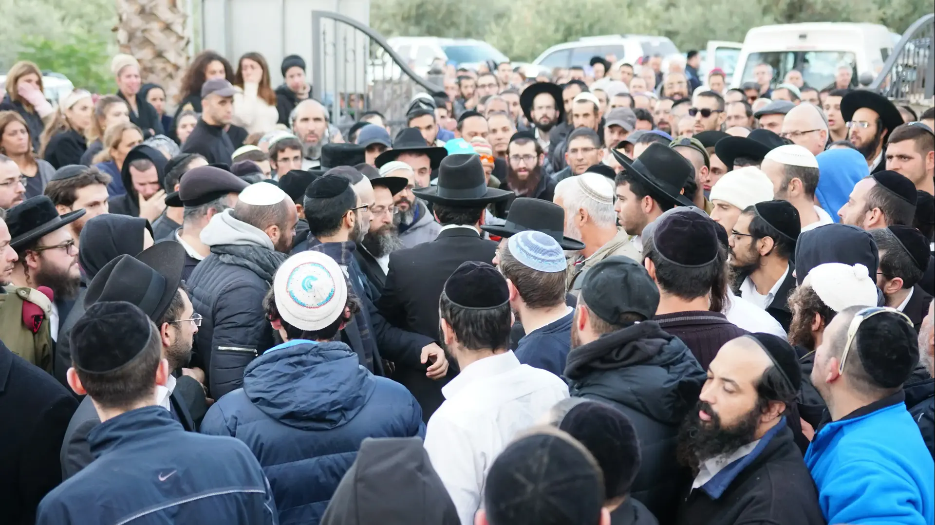 מאות בהלווייתו של נחמן עתיה שנרצח אמש על ידי שכנו ביישוב מגדל , 29 בינואר 2017 מאות בהלווייתו של נחמן עתיה שנרצח אמש על ידי שכנו ביישוב מגדל , 29 בינואר 2017
