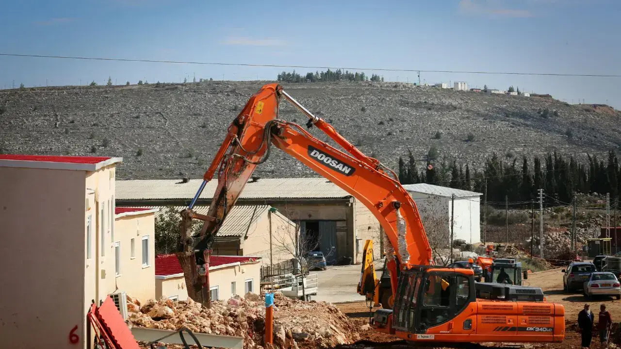 בניית מבנים בעפרה עבור המשפחות שיפונו מהמאחז עמונה בתחילת פברואר , 29 בינואר 2017 בניית מבנים בעפרה עבור המשפחות שיפונו מהמאחז עמונה בתחילת פברואר , 29 בינואר 2017