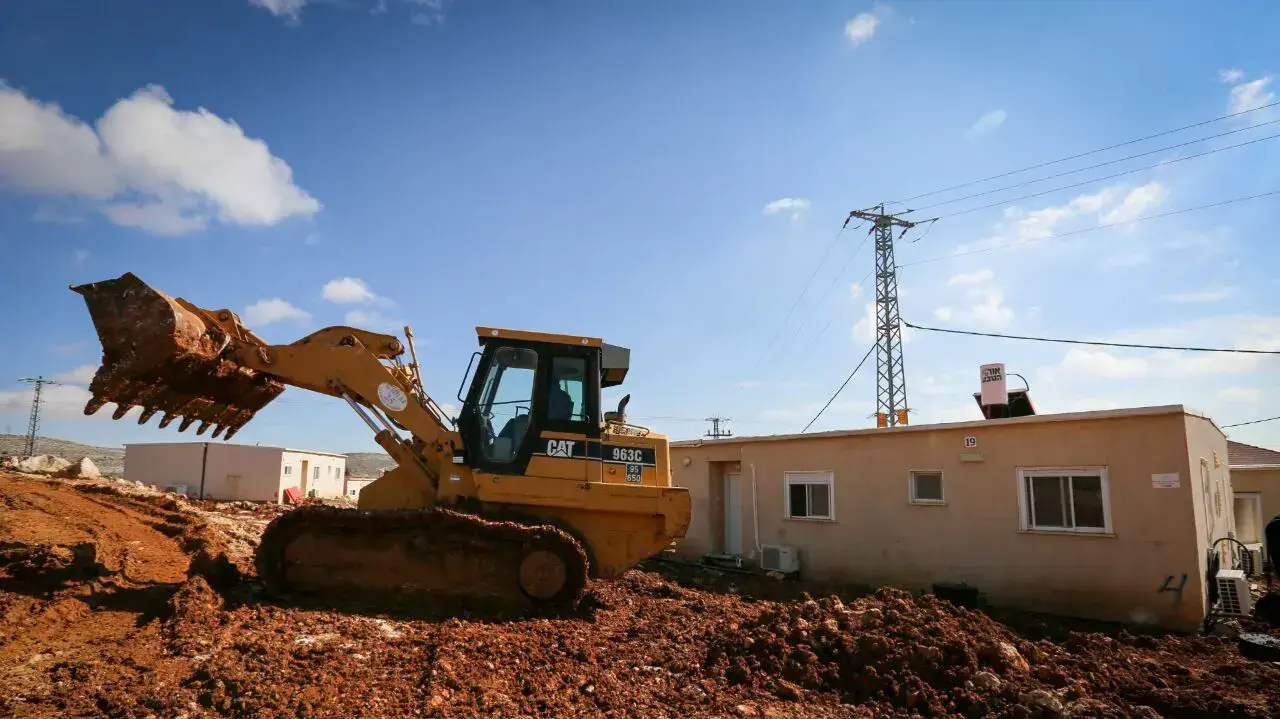 בניית מבנים בעפרה עבור המשפחות שיפונו מהמאחז עמונה בתחילת פברואר , 29 בינואר 2017 בניית מבנים בעפרה עבור המשפחות שיפונו מהמאחז עמונה בתחילת פברואר , 29 בינואר 2017