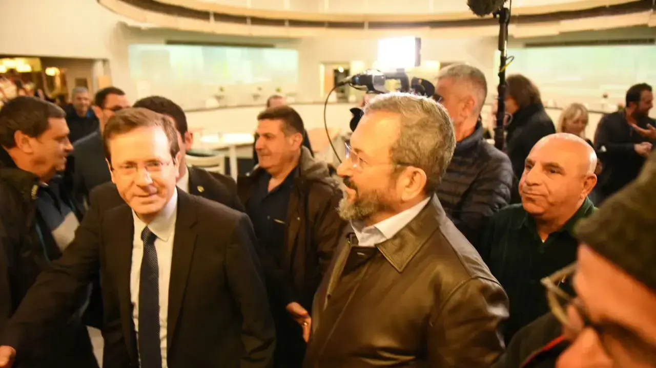 יו"ר האופוזיציה יצחק הרצוג ואהוד ברק במפגש עם אנשי מפלגת העבודה , 29 בינואר 2017 יו"ר האופוזיציה יצחק הרצוג ואהוד ברק במפגש עם אנשי מפלגת העבודה , 29 בינואר 2017