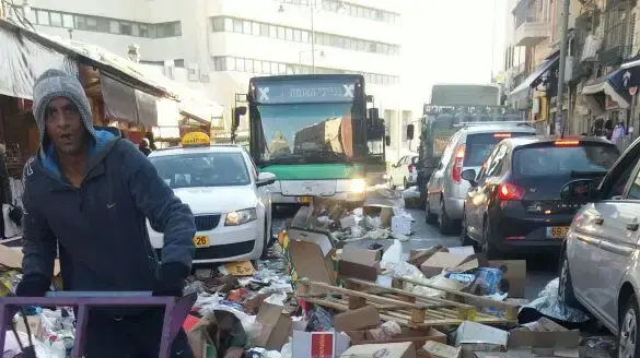 אשפה בשוק מחנה יהודה בירושלים חוסמת את תנועת הרכבת הקלה, 30 בינואר 2017 אשפה בשוק מחנה יהודה בירושלים חוסמת את תנועת הרכבת הקלה, 30 בינואר 2017
