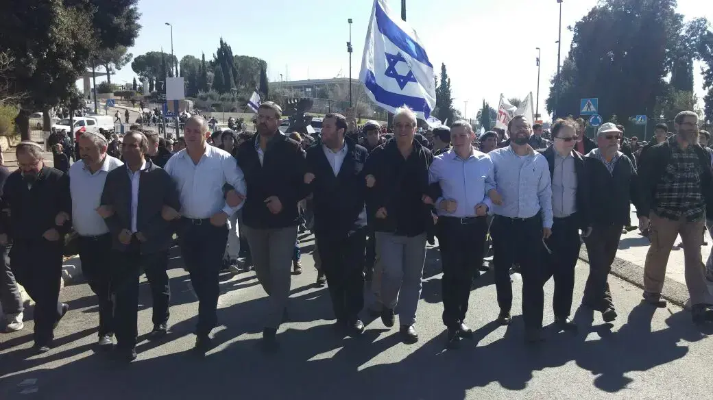 מנהיגי ההפגנה נגד פינוי עמונה וביניהם יו"ר מטה המאבק למען עמונה אביחי בוארון צועדים לקריית הממשלה, 29 בינואר 2017 מנהיגי ההפגנה נגד פינוי עמונה וביניהם יו"ר מטה המאבק למען עמונה אביחי בוארון צועדים לקריית הממשלה, 29 בינואר 2017