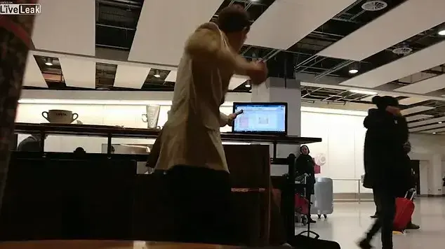עובד עצבני בשדה התעופה