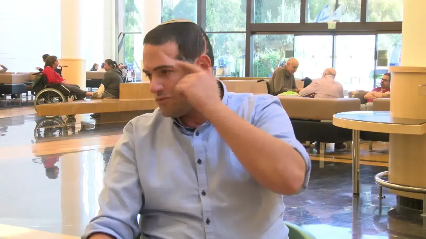 אהרון קרוב, הפצוע הקשה ביותר במבצע עופרת יצוקה בראיון לאולפן וואלה, ינואר 2017 אהרון קרוב, הפצוע הקשה ביותר במבצע עופרת יצוקה בראיון לאולפן וואלה, ינואר 2017