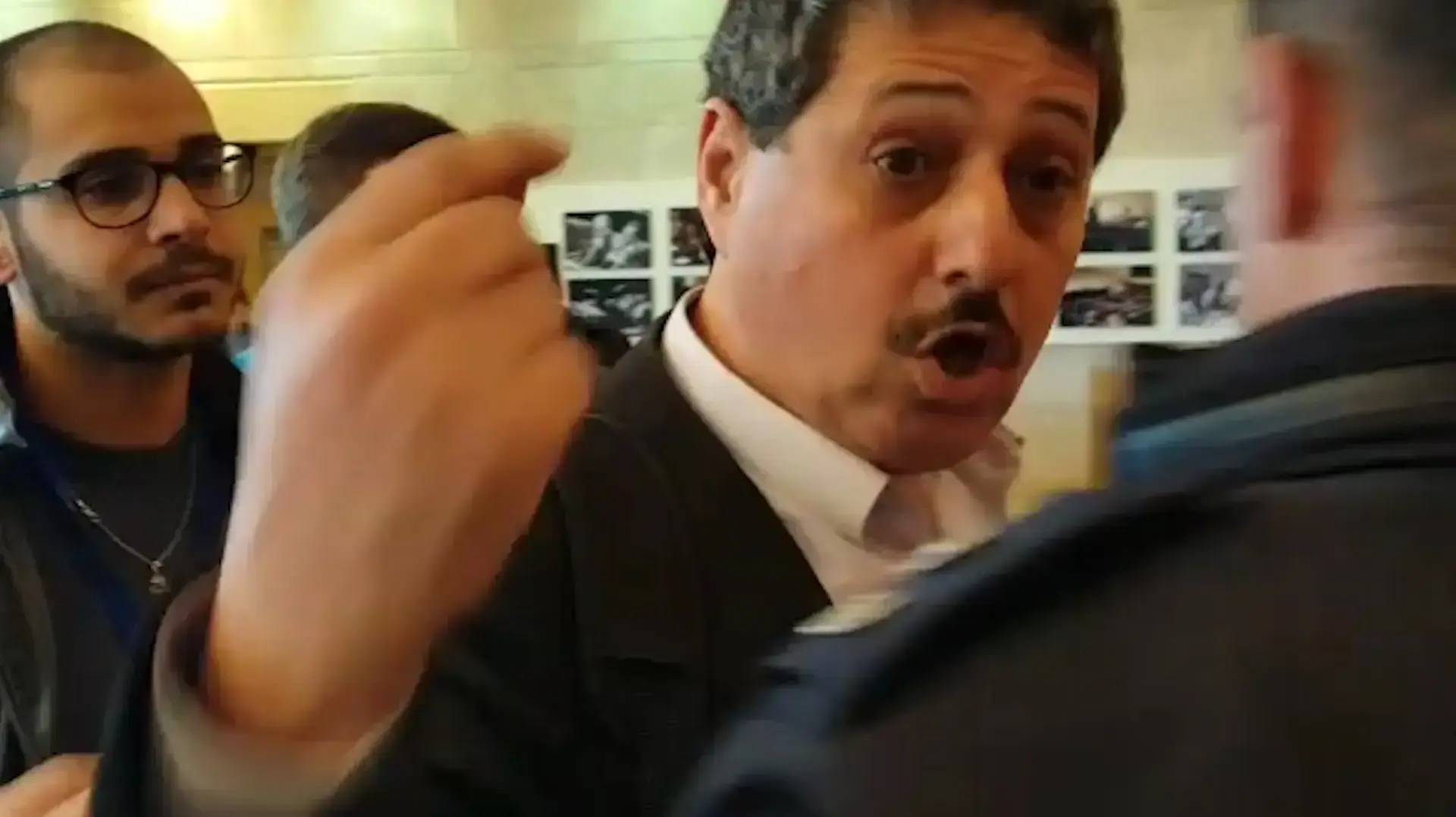 פעיל לזכויות הערבים ג'עפר פרח תקף פעיל תנועת ימין בכנסת שצילם אותו 