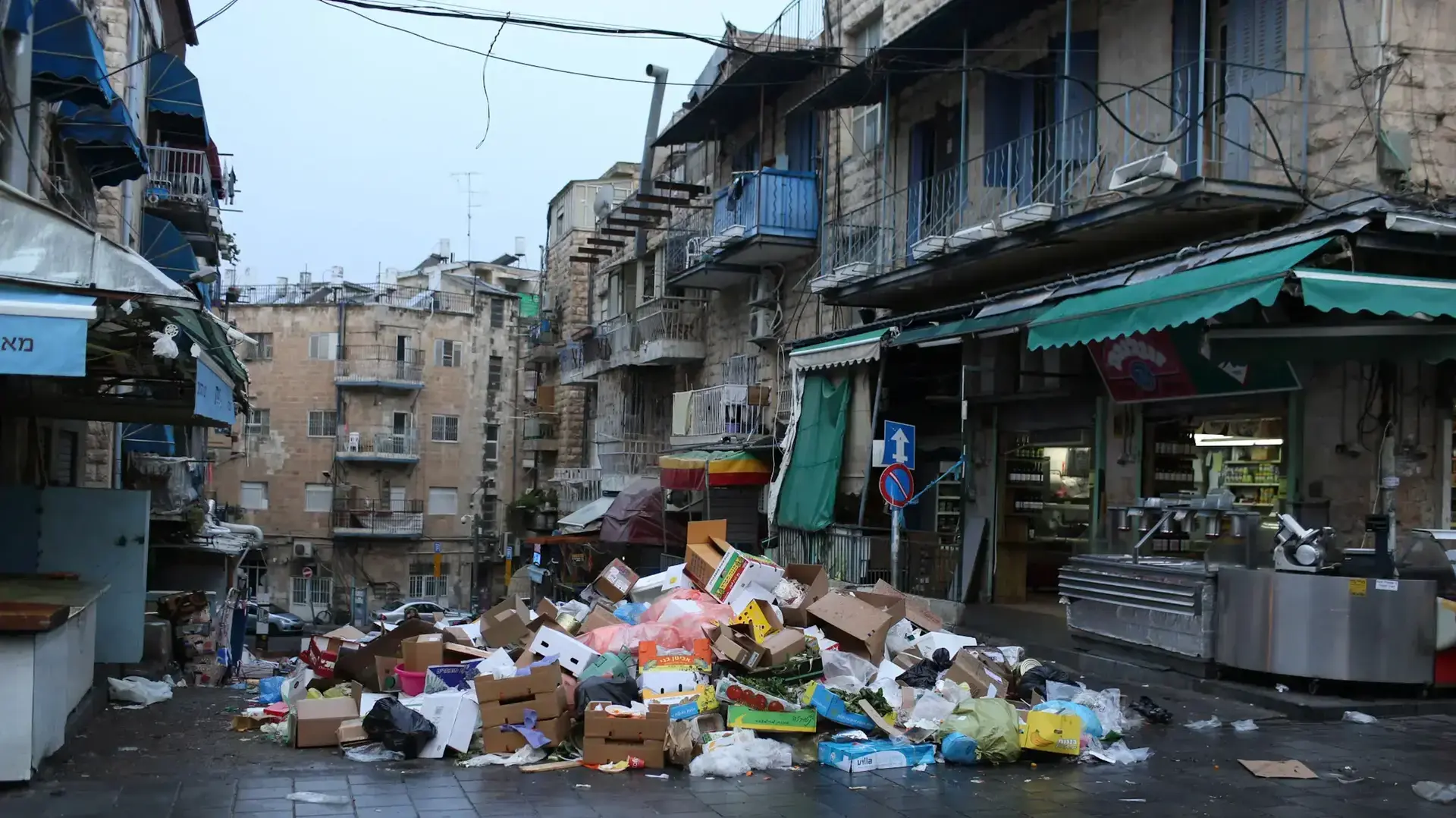אשפה שנערמה ברחובות ירושלים בעקבות שביתת העירייה. 31 בינואר 2017 אשפה שנערמה ברחובות ירושלים בעקבות שביתת העירייה. 31 בינואר 2017