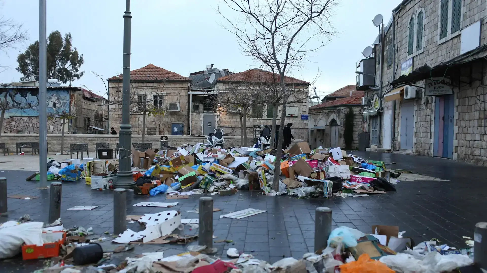 אשפה שנערמה ברחובות ירושלים בעקבות שביתת העירייה. 31 בינואר 2017 אשפה שנערמה ברחובות ירושלים בעקבות שביתת העירייה. 31 בינואר 2017