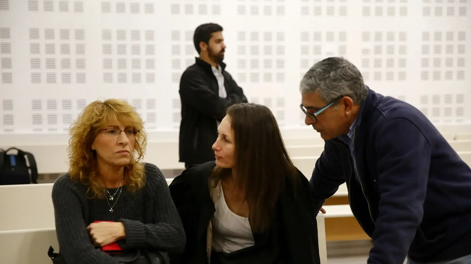 הוריו של יפתח גריידי בבית המשפט המחוזי בלוד בהקראת הטיעונים לעונש במשפט בנם , 31 בינואר 2017 הוריו של יפתח גריידי בבית המשפט המחוזי בלוד בהקראת הטיעונים לעונש במשפט בנם , 31 בינואר 2017