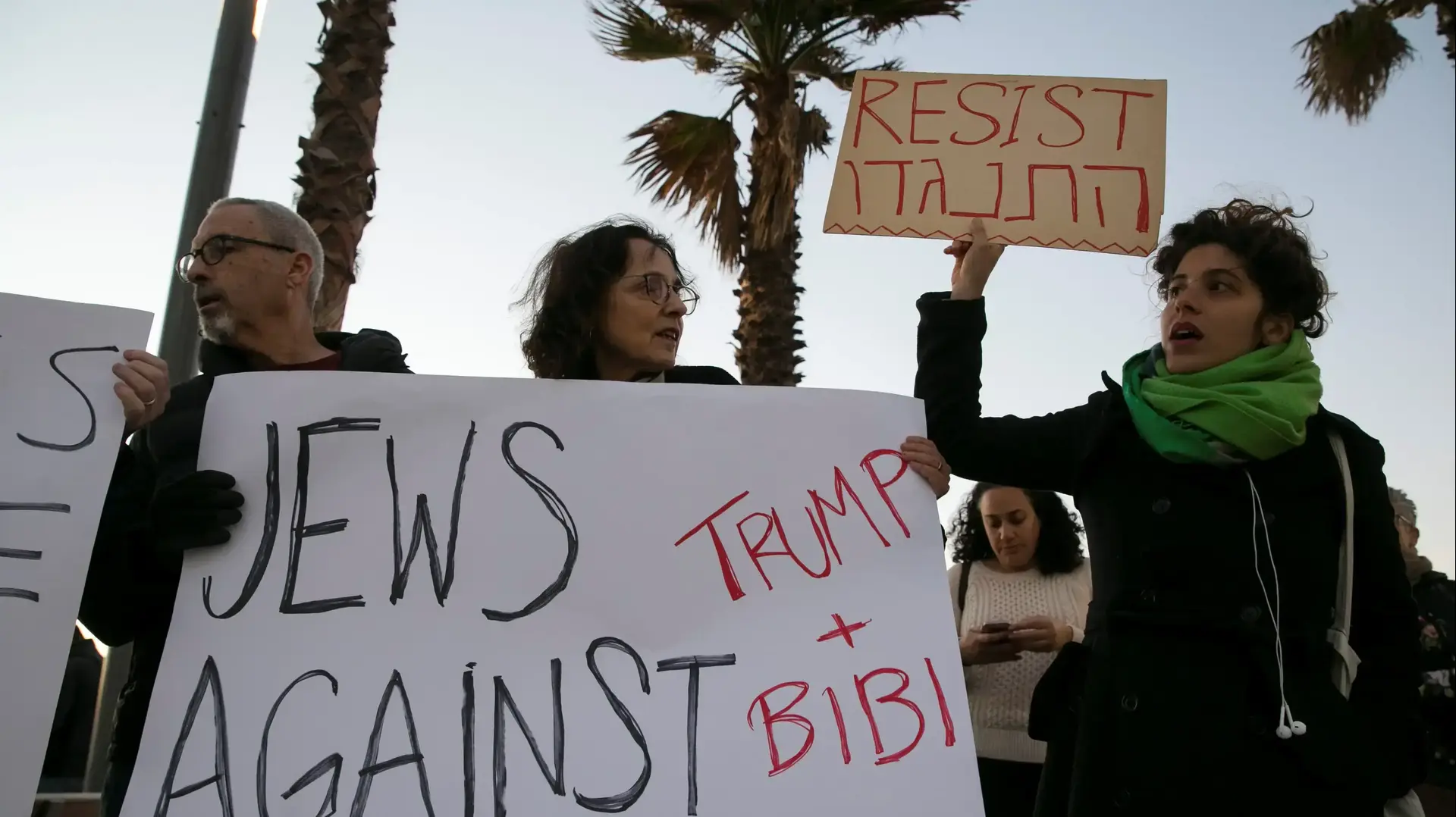 הפגנה נגד מדיניות ההגירה של נשיא ארה"ב דונלד טראמפ מול שגרירות ארה"ב בתל אביב, 30 בינואר 2017 הפגנה נגד מדיניות ההגירה של נשיא ארה"ב דונלד טראמפ מול שגרירות ארה"ב בתל אביב, 30 בינואר 2017