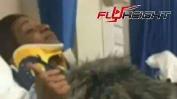 אישה נפלה מכתפיו של חשפן אישה נפלה מכתפיו של חשפן
