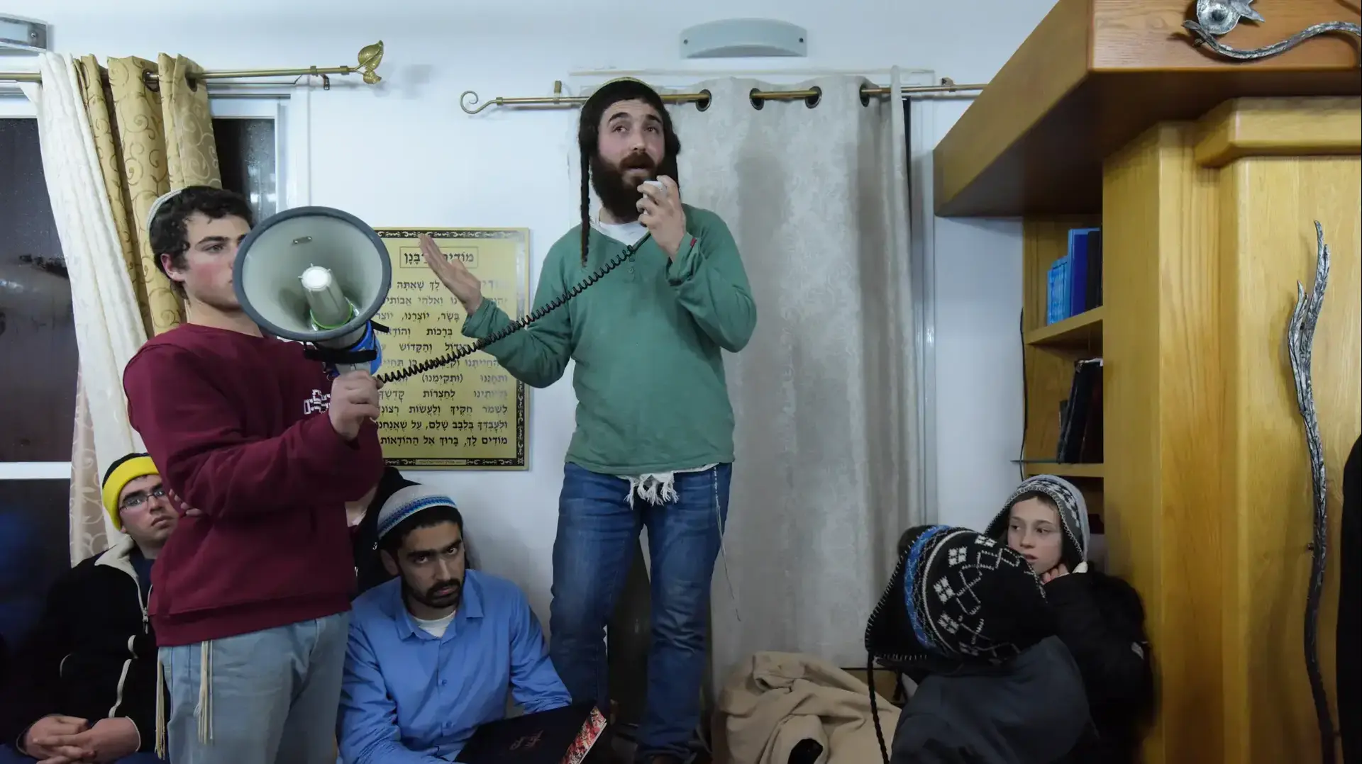מטה המאבק למען עמונה בתדרוך פעילים לפני הפינוי. עמונה, 31 בינואר 2017 מטה המאבק למען עמונה בתדרוך פעילים לפני הפינוי. עמונה, 31 בינואר 2017