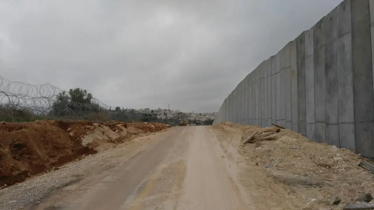 בניית חומה בדרום הר חברון, סמוך למושב שקף. 31 בינואר 2017 בניית חומה בדרום הר חברון, סמוך למושב שקף. 31 בינואר 2017