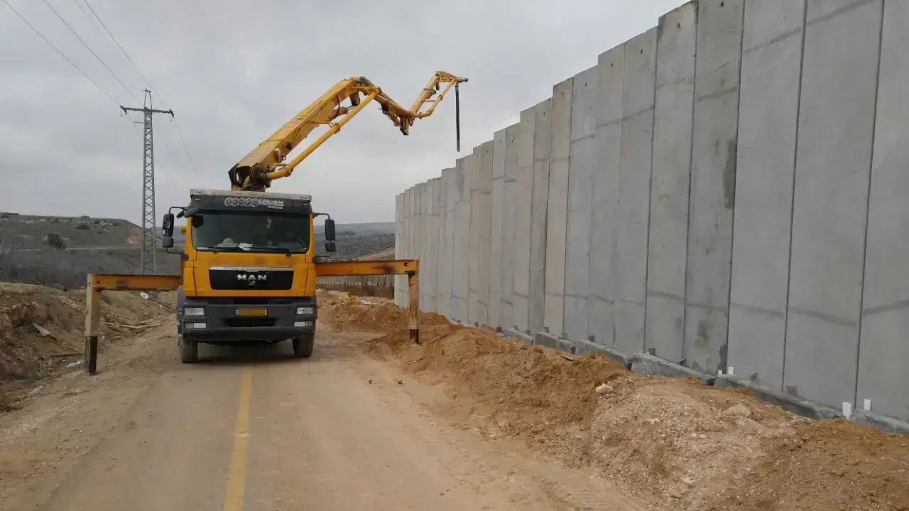 בניית חומה בדרום הר חברון, סמוך למושב שקף. 31 בינואר 2017 בניית חומה בדרום הר חברון, סמוך למושב שקף. 31 בינואר 2017