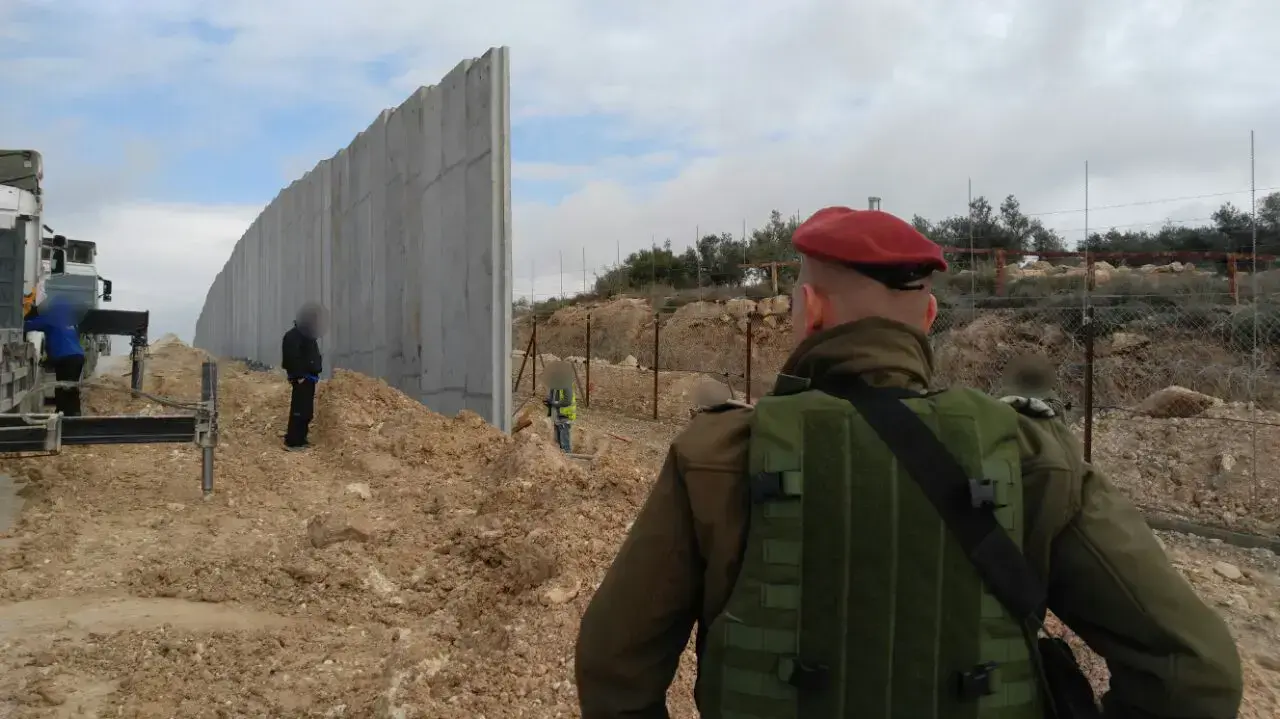 בניית חומה בדרום הר חברון, סמוך למושב שקף. 31 בינואר 2017 בניית חומה בדרום הר חברון, סמוך למושב שקף. 31 בינואר 2017