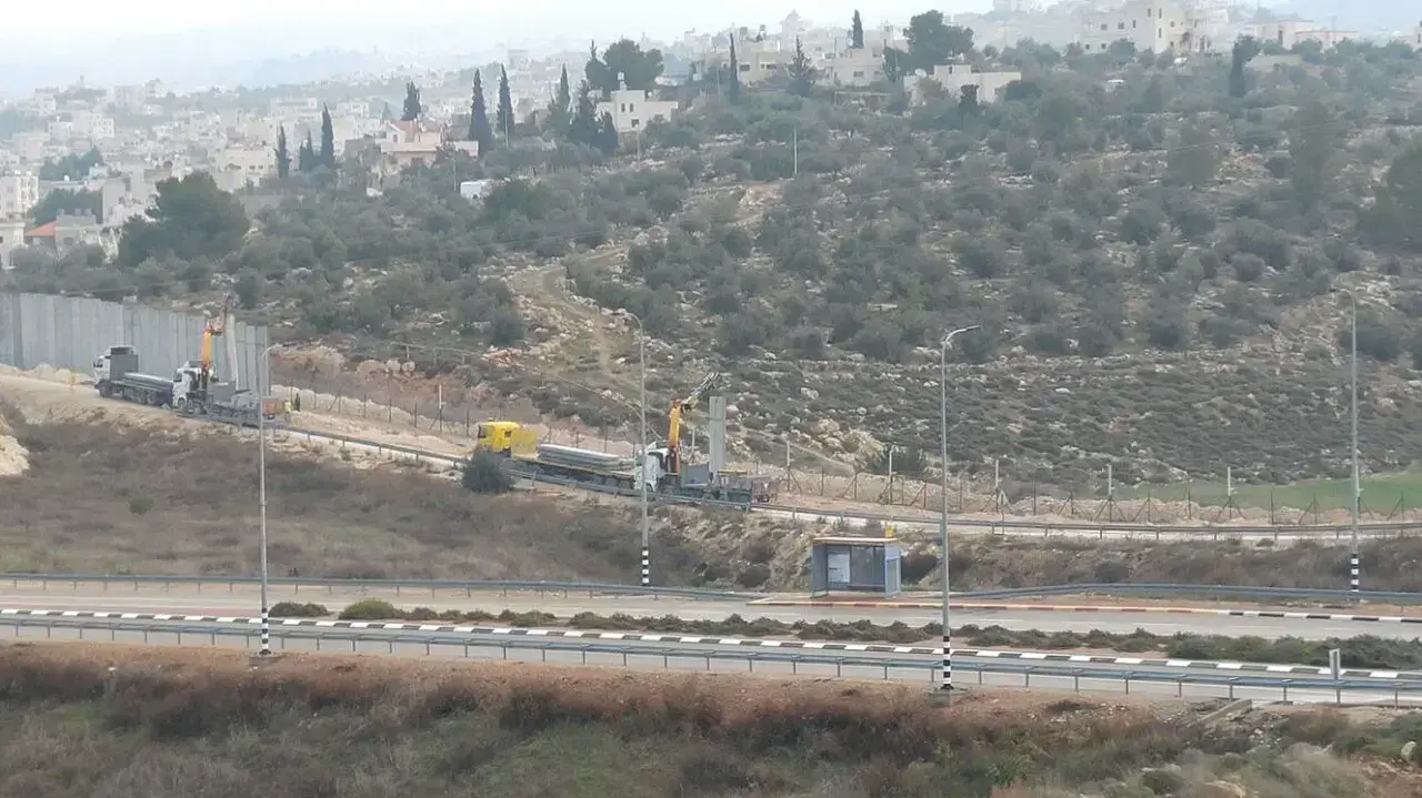 בניית חומה בדרום הר חברון, סמוך למושב שקף. 31 בינואר 2017 בניית חומה בדרום הר חברון, סמוך למושב שקף. 31 בינואר 2017