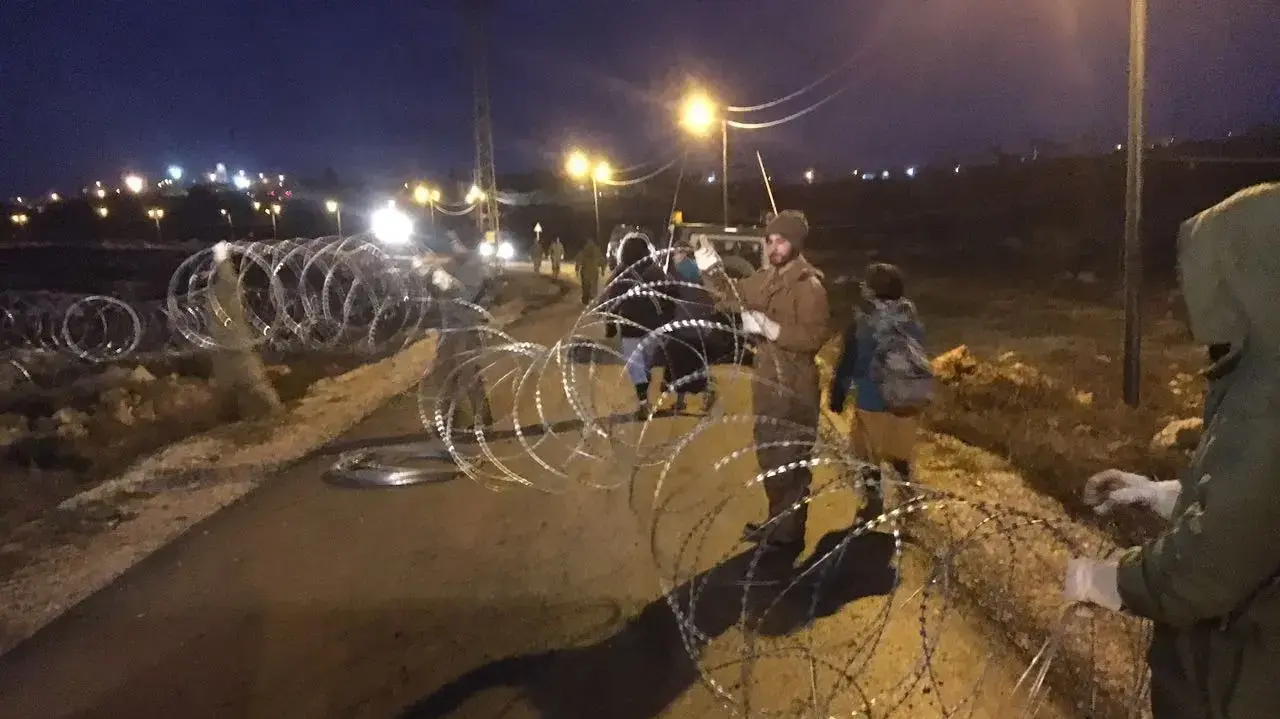 כוחות ראשונים בכניסה לעמונה לקראת הפינוי כוחות ראשונים בכניסה לעמונה לקראת הפינוי