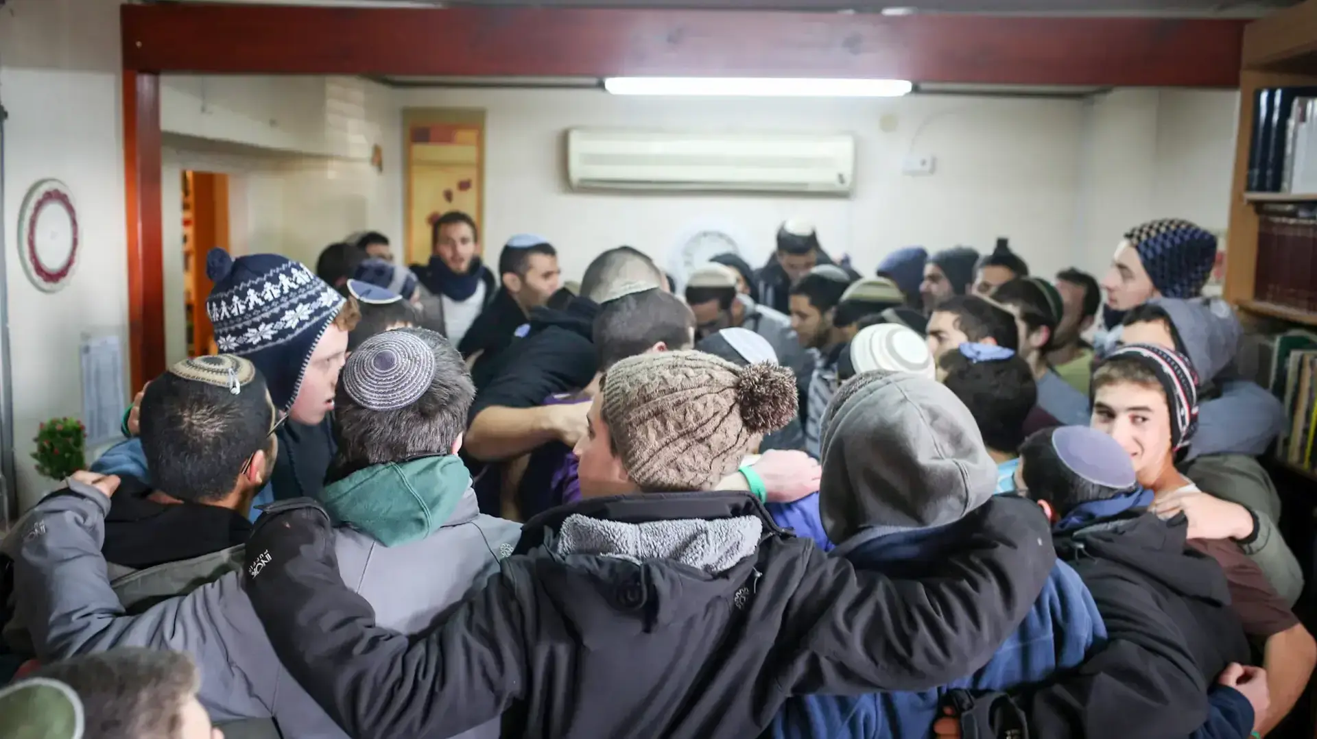 תושבי עמונה ותומכים מתבצרים בבתים במאחז לקראת הפינוי , 1 בפברואר 2017 תושבי עמונה ותומכים מתבצרים בבתים במאחז לקראת הפינוי , 1 בפברואר 2017