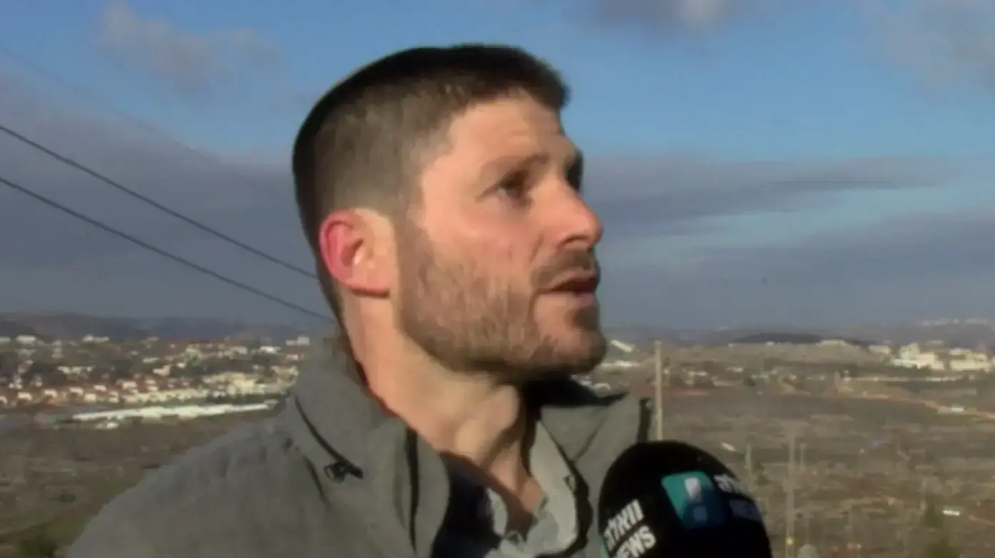 חבר הכנסת בצלאל סמוטריץ' מדבר לפניי פינוי המאחז עמונה, 1 בפברואר 2017 חבר הכנסת בצלאל סמוטריץ' מדבר לפניי פינוי המאחז עמונה, 1 בפברואר 2017