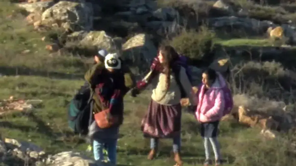 ילדים עוזבים את המאחז עמונה לפניי הפינוי , 1 בפברואר 2017 ילדים עוזבים את המאחז עמונה לפניי הפינוי , 1 בפברואר 2017
