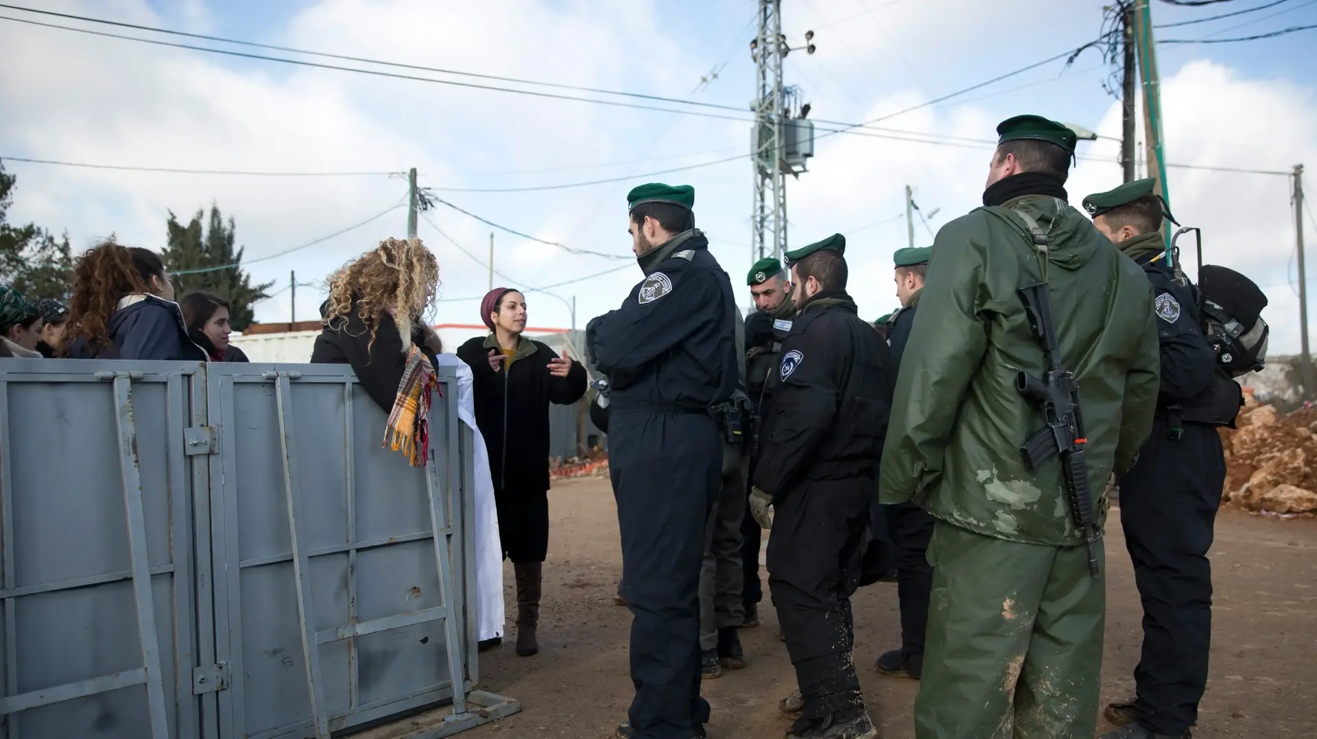 שוטרים מתעמתים עם מתנגדי פינוי עמונה במאחז, 1 בפברואר 2017