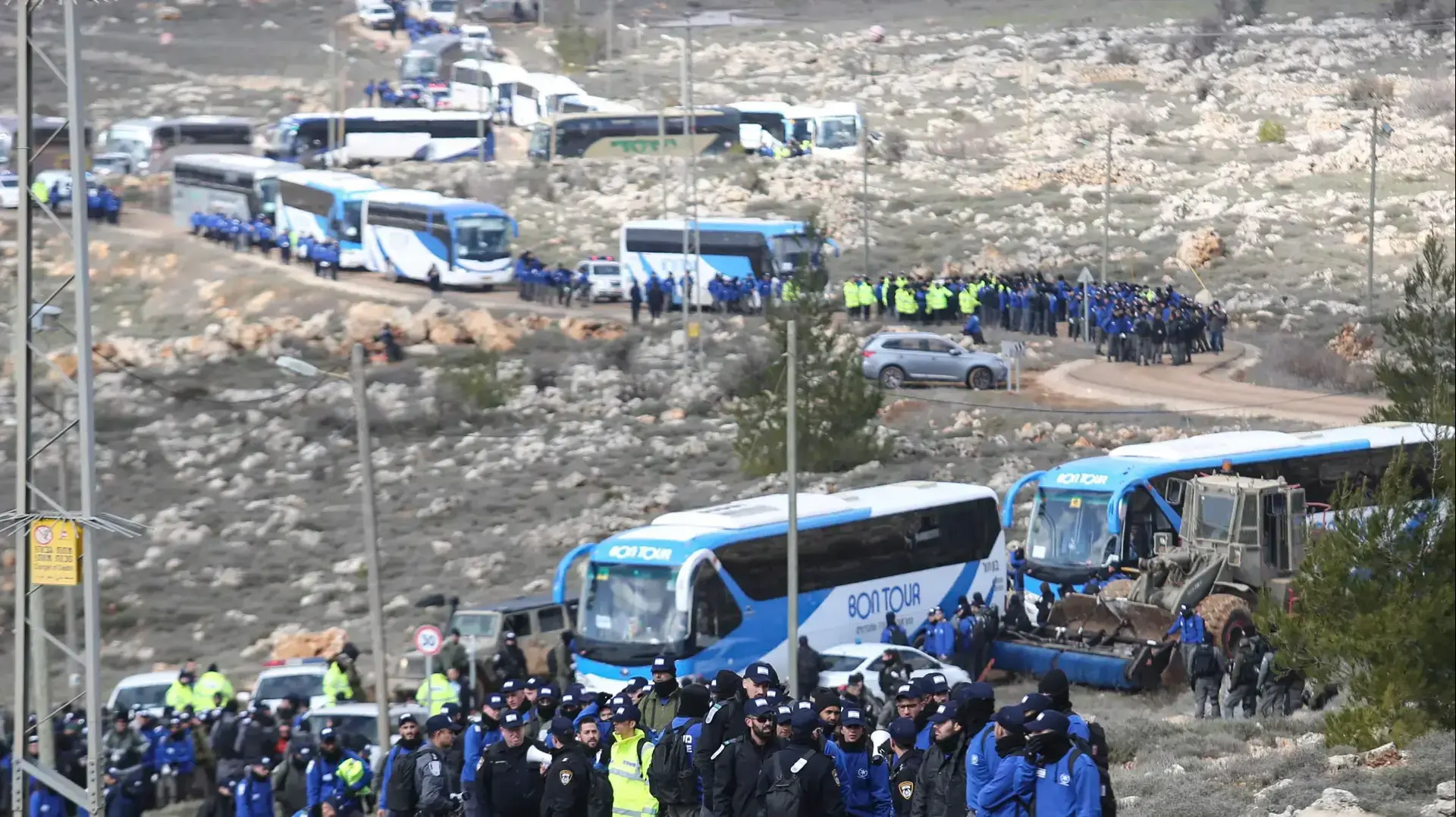 שוטרים בדרכם לפינוי המאחז עמונה, 1 בפברואר 2017 שוטרים בדרכם לפינוי המאחז עמונה, 1 בפברואר 2017