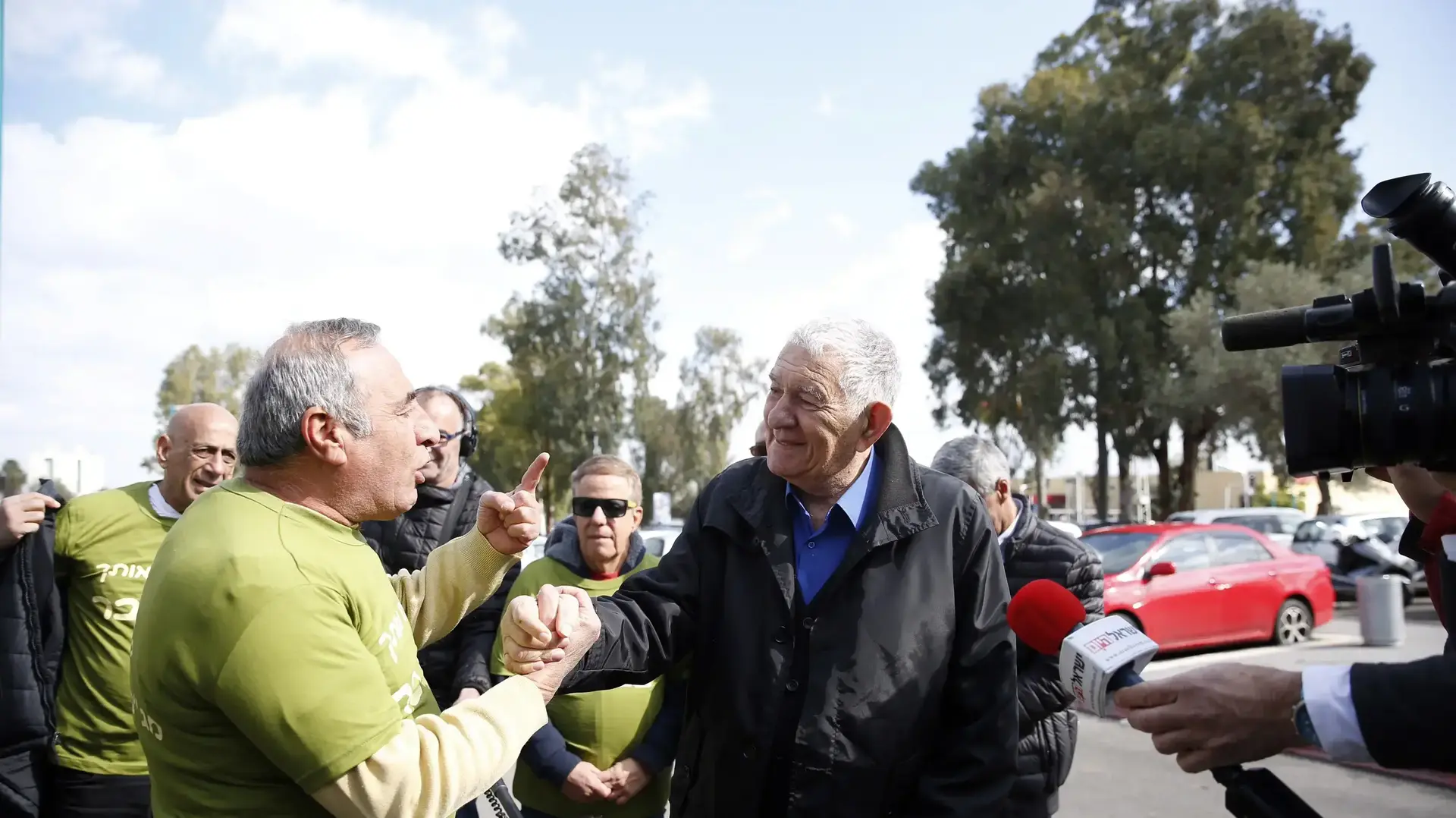 ראש עיריית רמת גן לשעבר צבי בר נכנס לכלא מעשיהו , 1 בפברואר 2017 ראש עיריית רמת גן לשעבר צבי בר נכנס לכלא מעשיהו , 1 בפברואר 2017