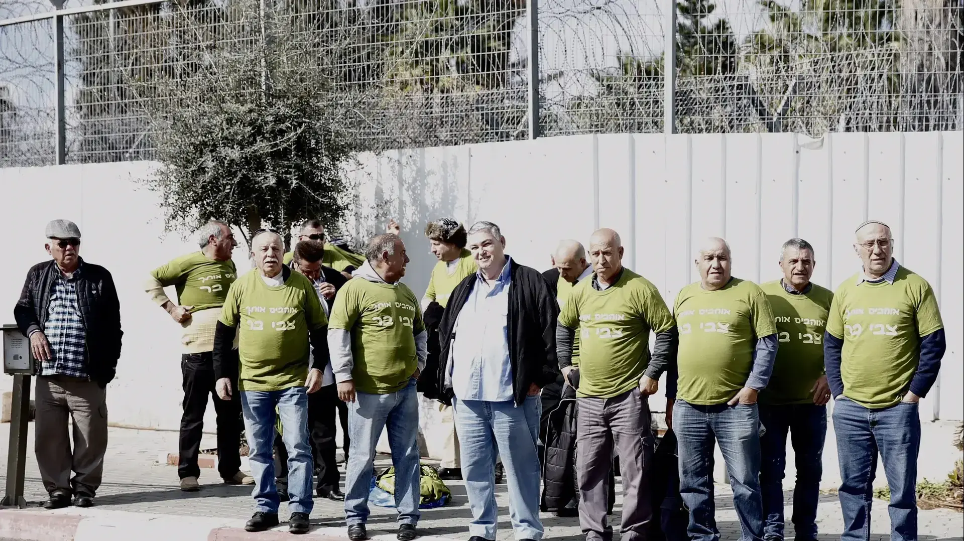 ראש עיריית רמת גן לשעבר צבי בר נכנס לכלא מעשיהו , 1 בפברואר 2017 ראש עיריית רמת גן לשעבר צבי בר נכנס לכלא מעשיהו , 1 בפברואר 2017