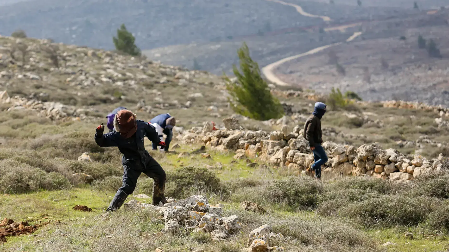 נערים מיידים אבנים לעבר שוטרים העולים לפנות את המאחז עמונה, 1 בפברואר 2017 נערים מיידים אבנים לעבר שוטרים העולים לפנות את המאחז עמונה, 1 בפברואר 2017