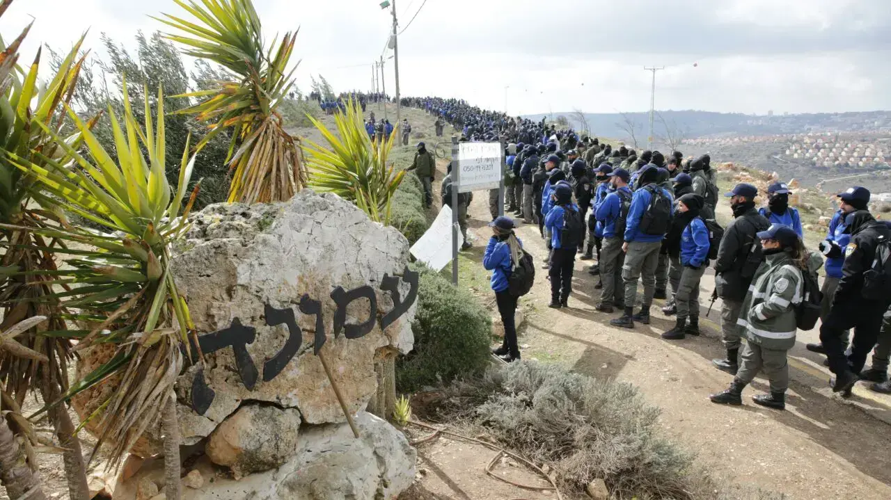 מאות שוטרים בכניסה למאחז עמונה לפניי פינויו, 1 בפברואר 2017 מאות שוטרים בכניסה למאחז עמונה לפניי פינויו, 1 בפברואר 2017