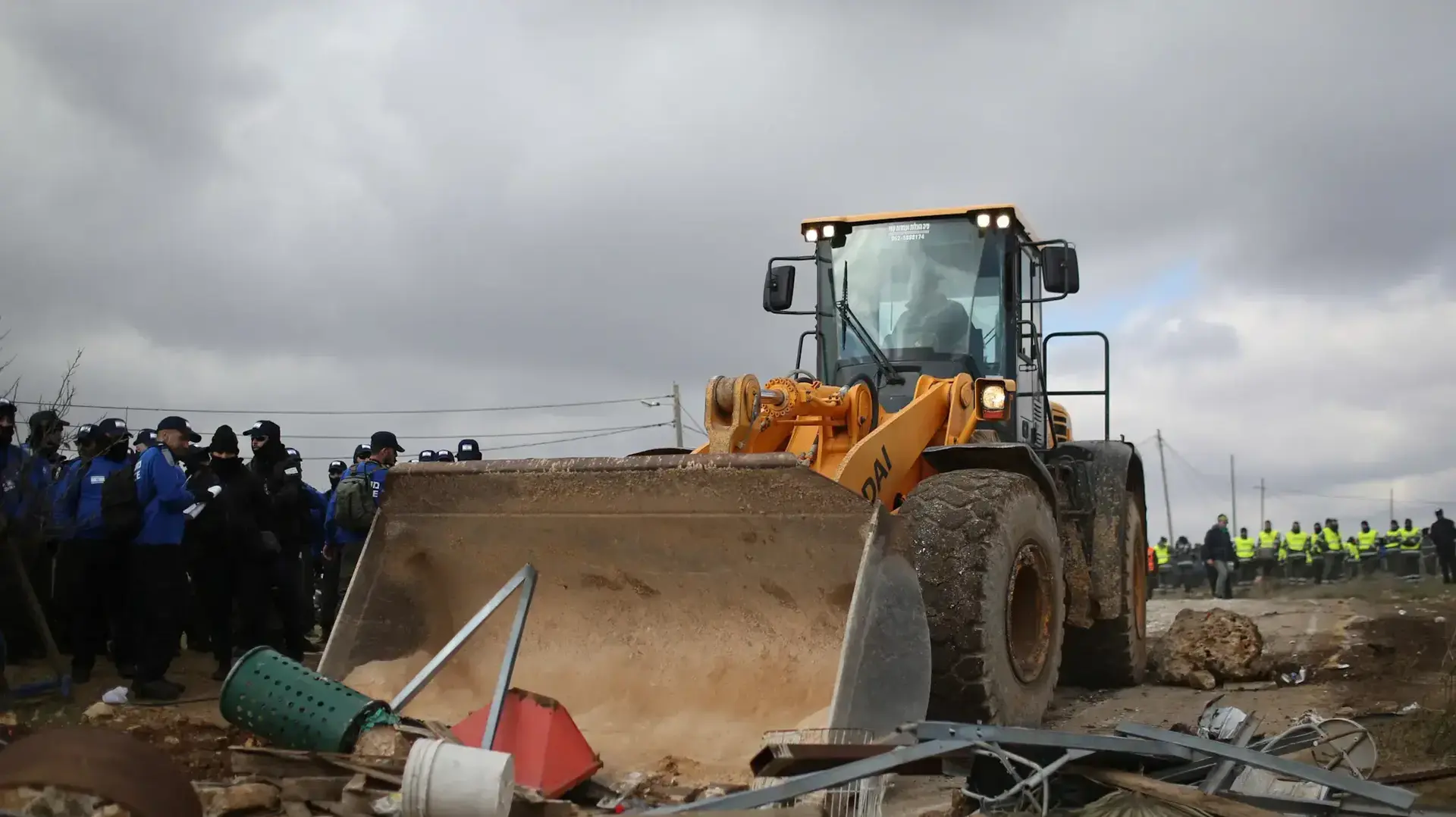 עימותים בין שוטרים למתנגדי הפינוי של המאחז עמונה, 1 בפברואר 2017 עימותים בין שוטרים למתנגדי הפינוי של המאחז עמונה, 1 בפברואר 2017