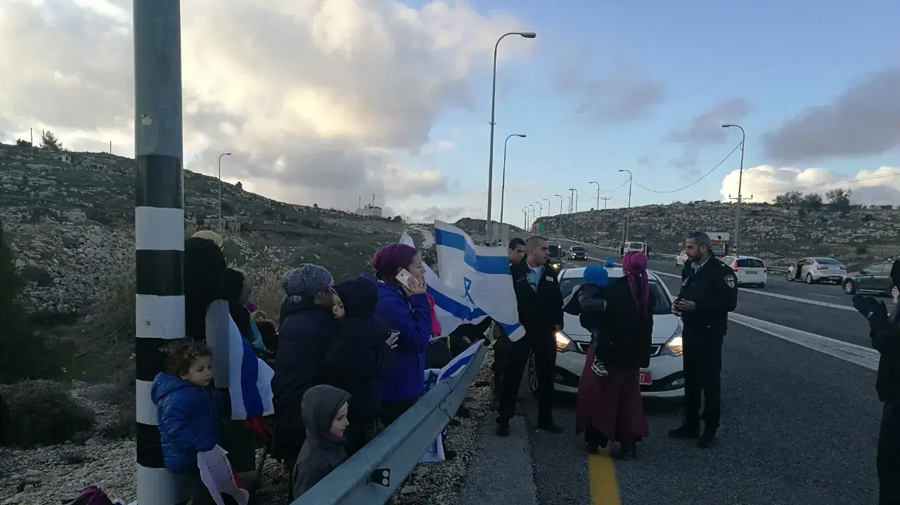הפגנה נגד פינוי עמונה בגבעת אסף שליד בית אל, פברואר 2017 הפגנה נגד פינוי עמונה בגבעת אסף שליד בית אל, פברואר 2017