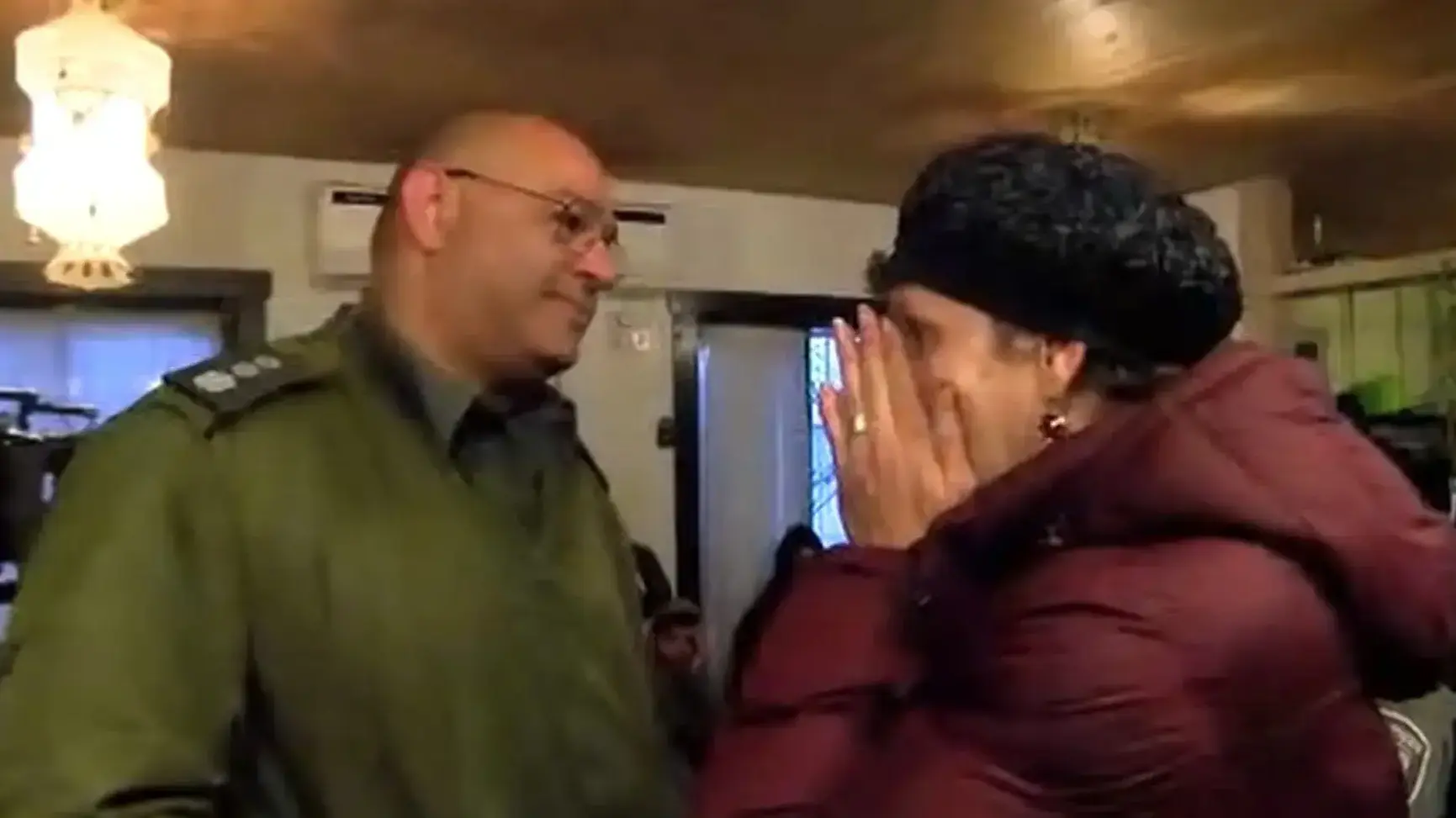 ח"כ שולי מועלם ונצ"מ יובל שלמה נפגשים במהלך פינוי המאחז עמונה, 1 בפברואר 2017 ח"כ שולי מועלם ונצ"מ יובל שלמה נפגשים במהלך פינוי המאחז עמונה, 1 בפברואר 2017