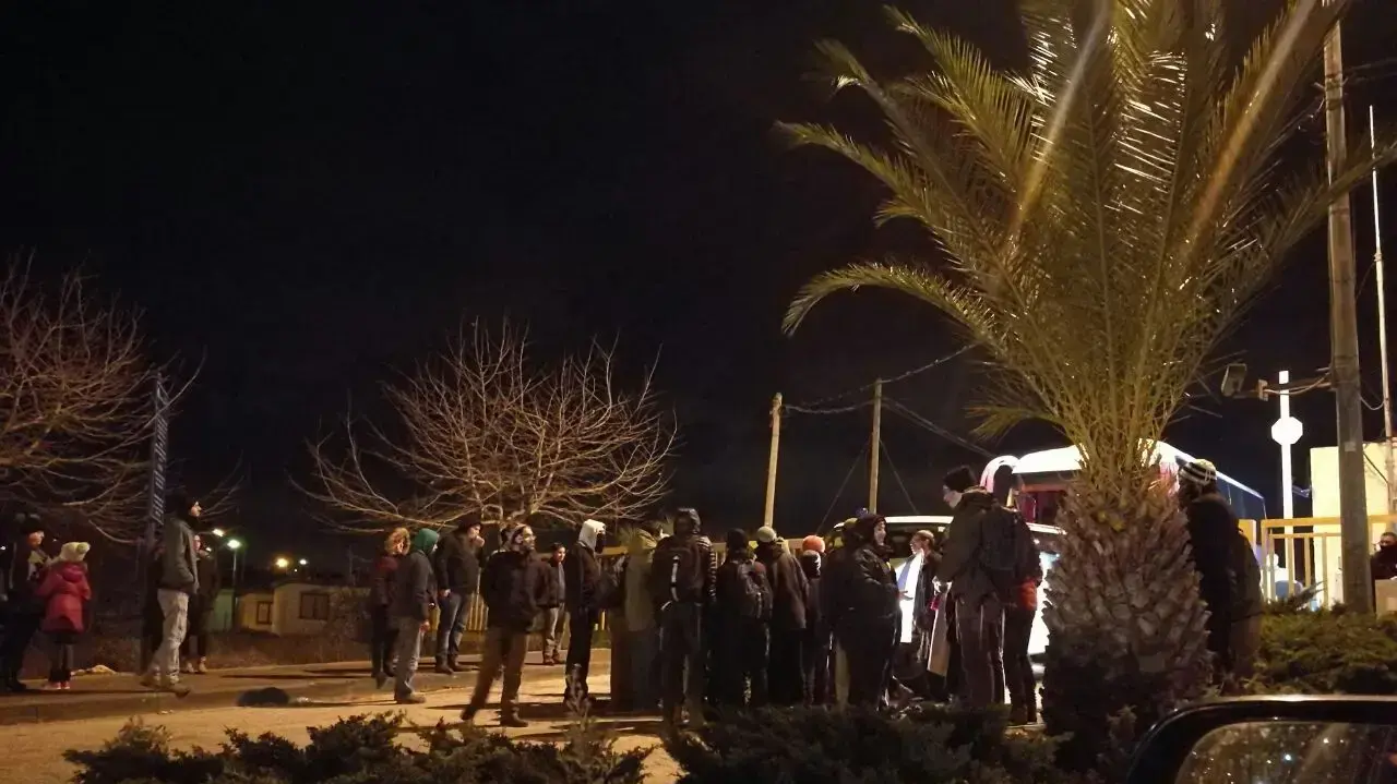 מפגינים חוסמים רכבי משטרה בכניסה לעופרה, 1 בפברואר 2017 מפגינים חוסמים רכבי משטרה בכניסה לעופרה, 1 בפברואר 2017