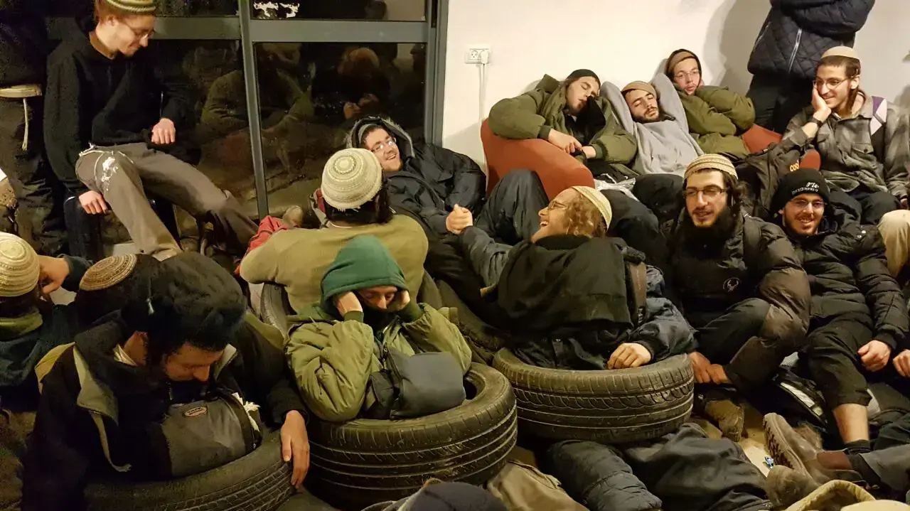 פעילי ימין מתבצרים בבית המיועד לפינוי בהתנחלות עמונה, 1 בפברואר 2017