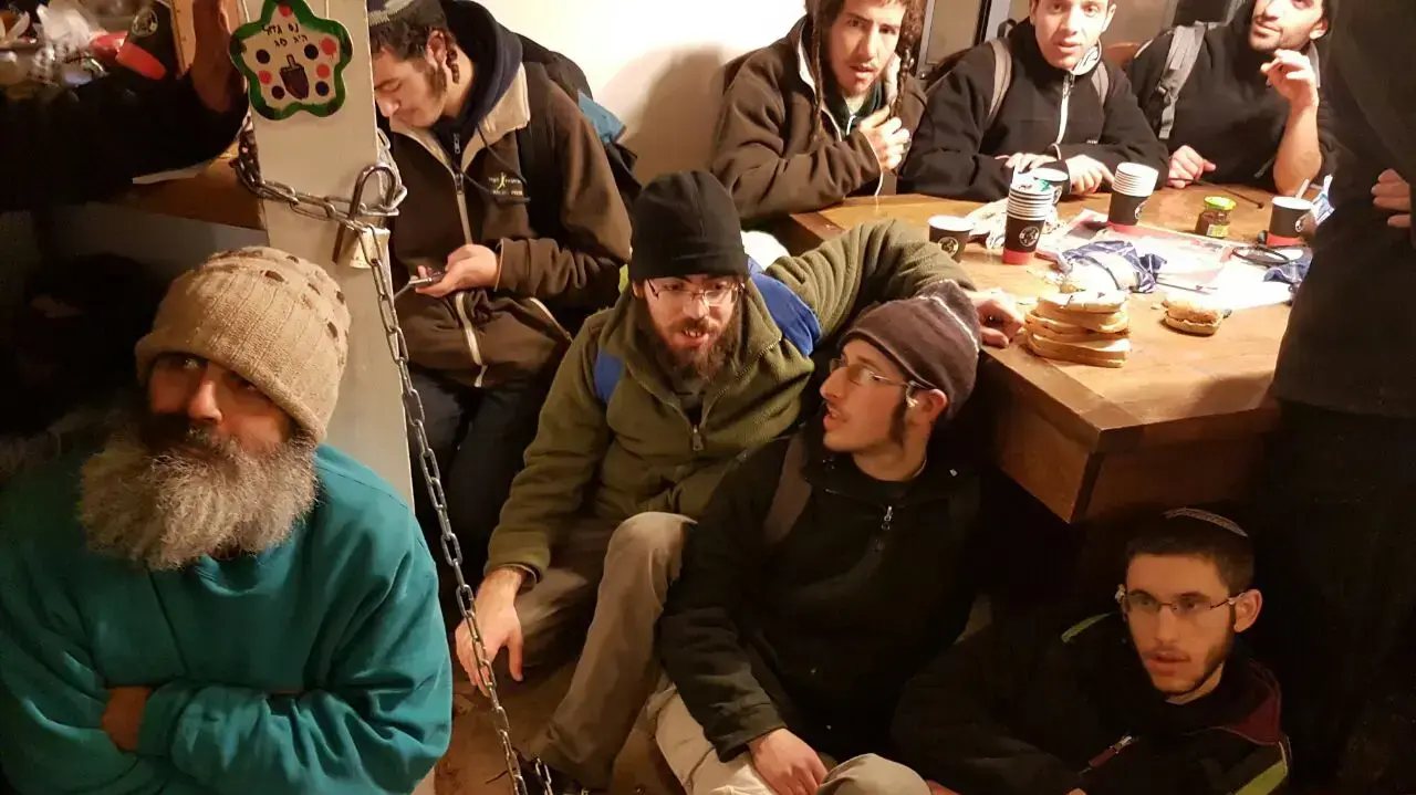 פעילי ימין מתבצרים בבית המיועד לפינוי בהתנחלות עמונה, 1 בפברואר 2017